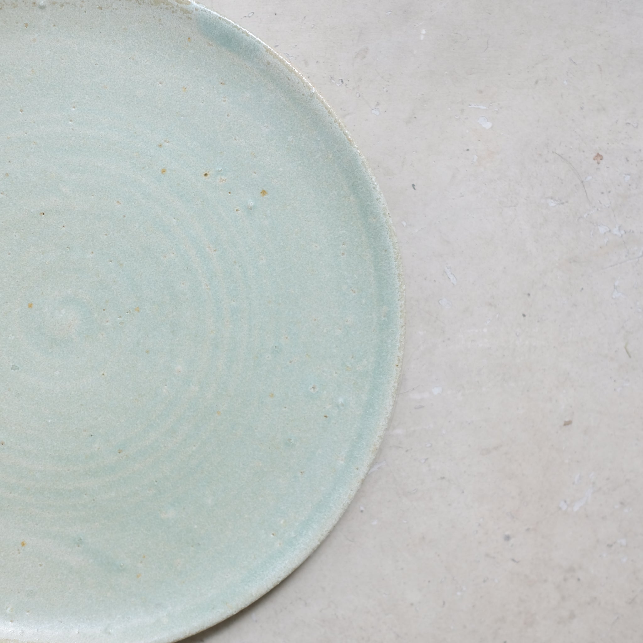 Assiette en grès D24,5cm - vert d'eau de Charline Robache chez Brutal Ceramics