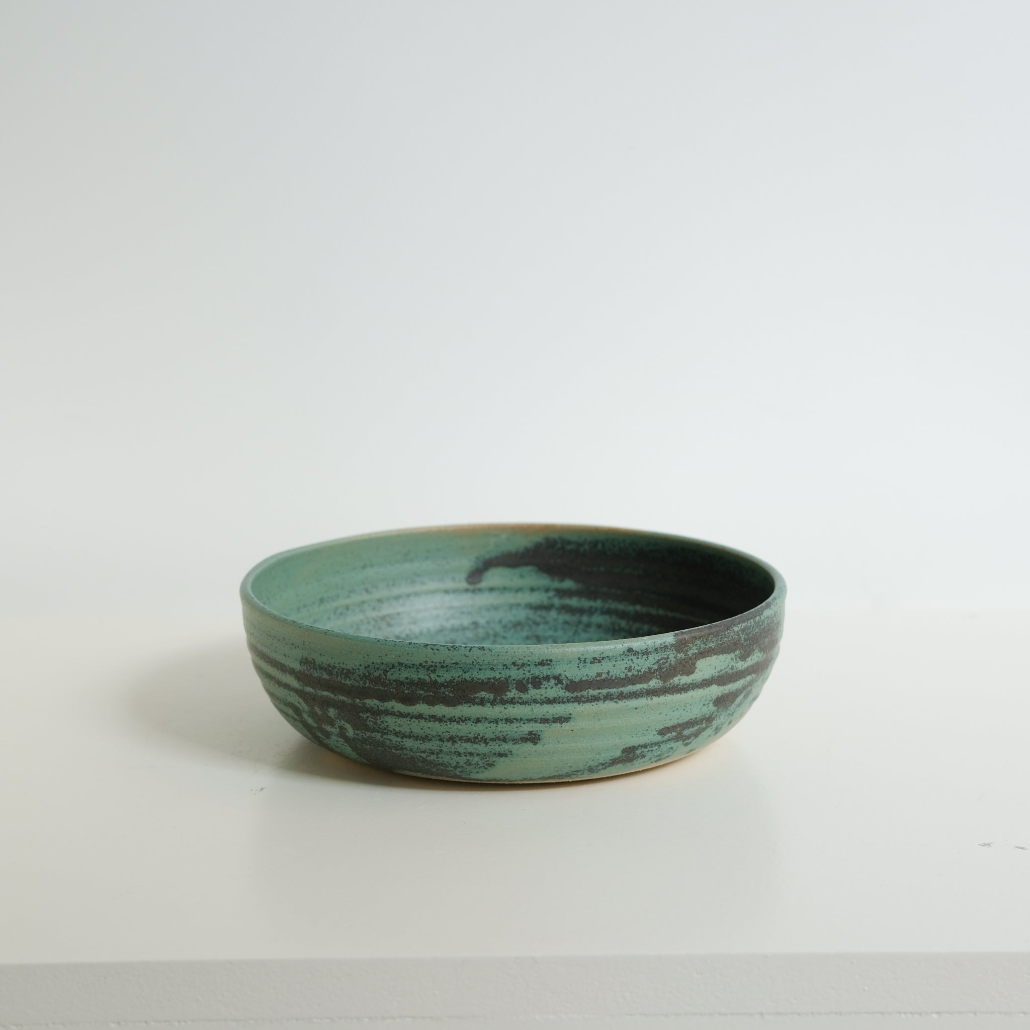 Assiette creuse en grès D19,5cm - vert de Charline Robache chez Brutal Ceramics