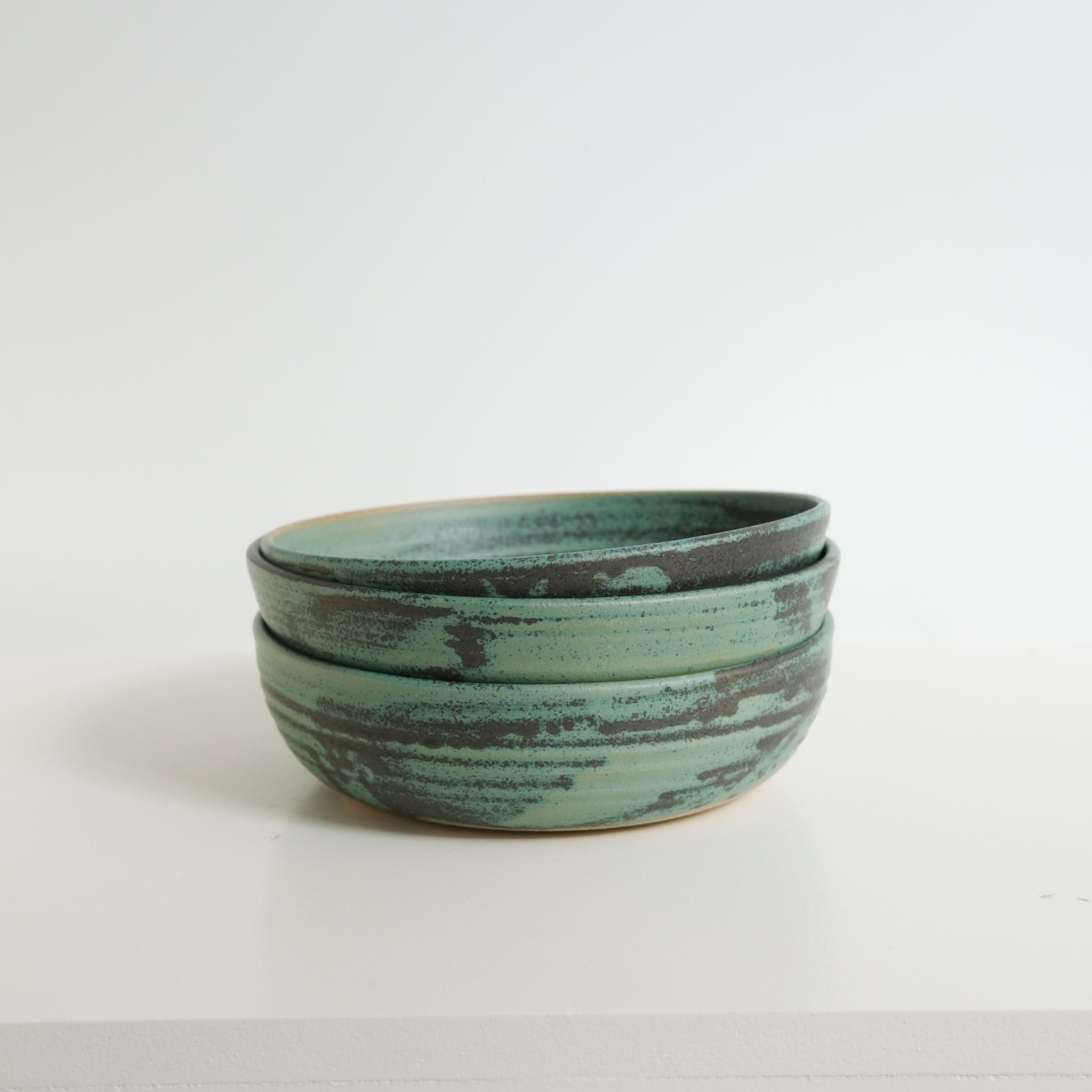 Assiette creuse en grès D19,5cm - vert de Charline Robache chez Brutal Ceramics