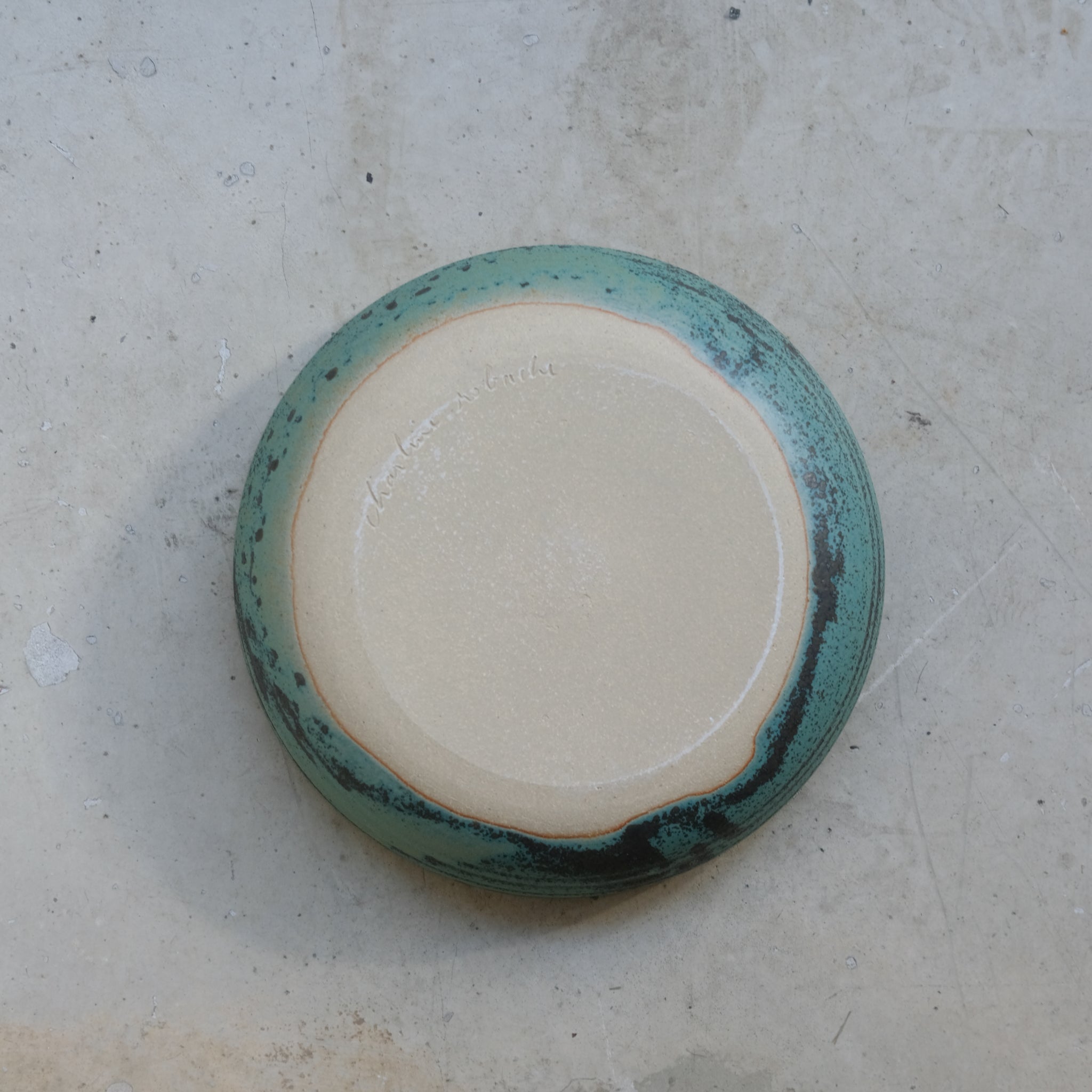 Assiette creuse en grès D19,5cm - vert de Charline Robache chez Brutal Ceramics