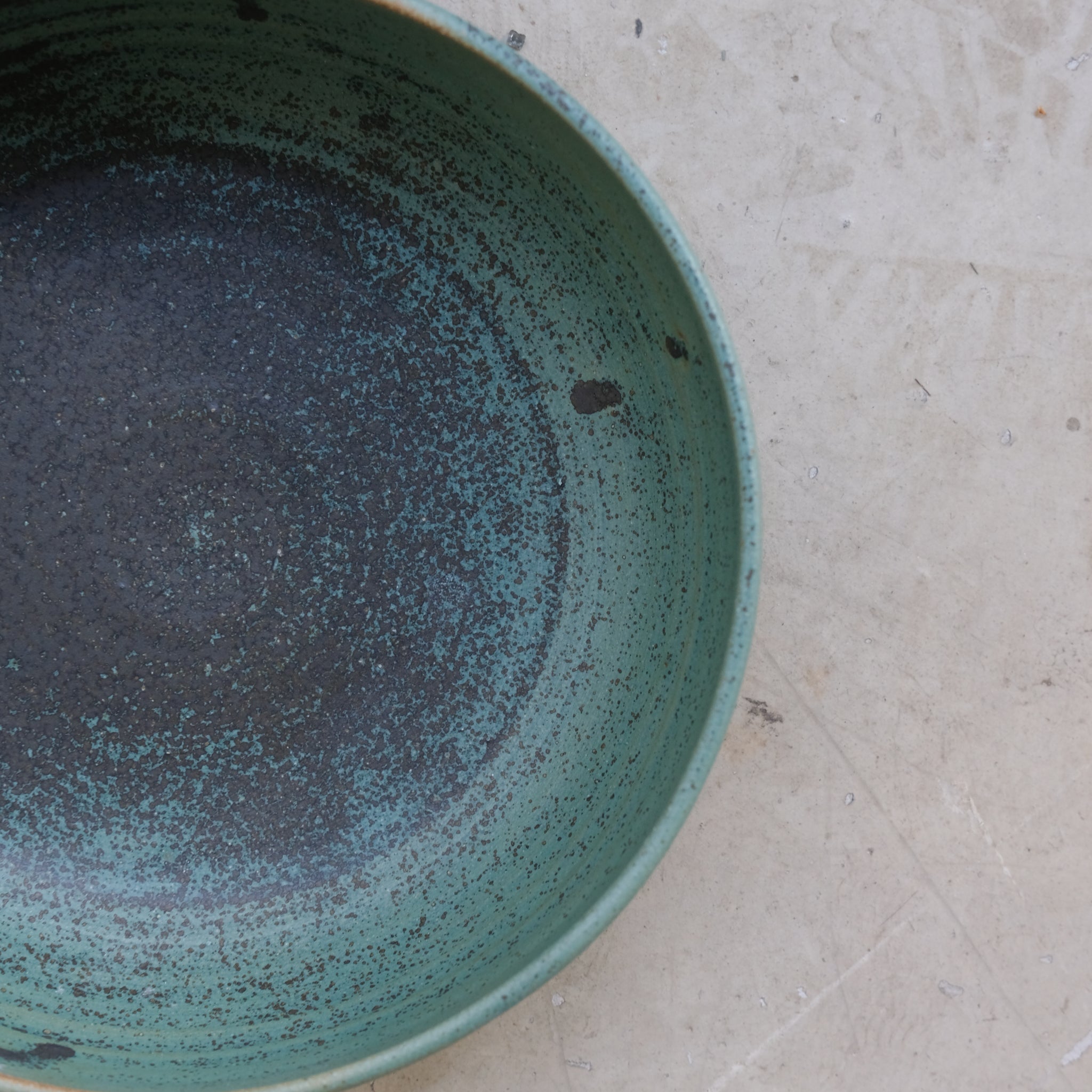 Assiette creuse en grès D19,5cm - vert de Charline Robache chez Brutal Ceramics