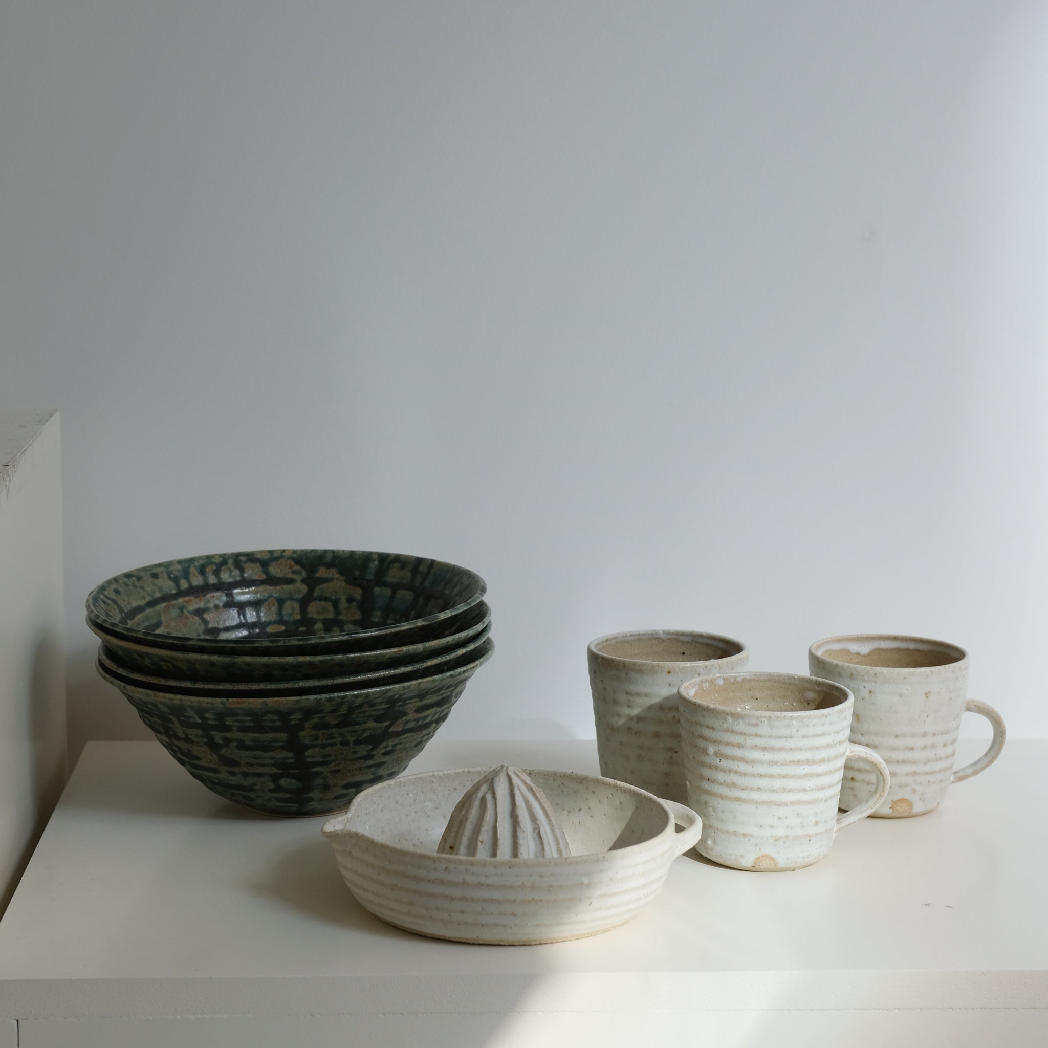 Mug en grès de Charline Robache chez Brutal Ceramics