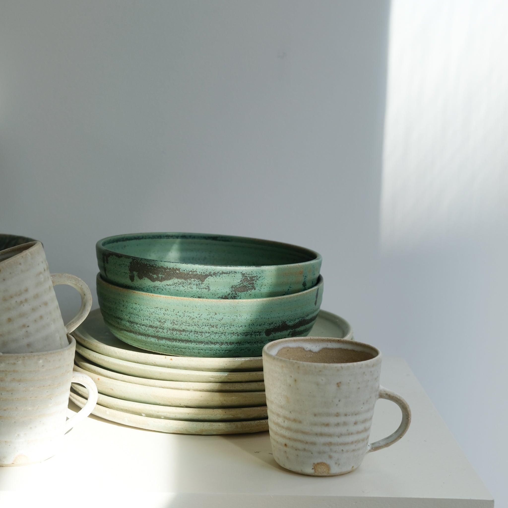 Mug en grès de Charline Robache chez Brutal Ceramics