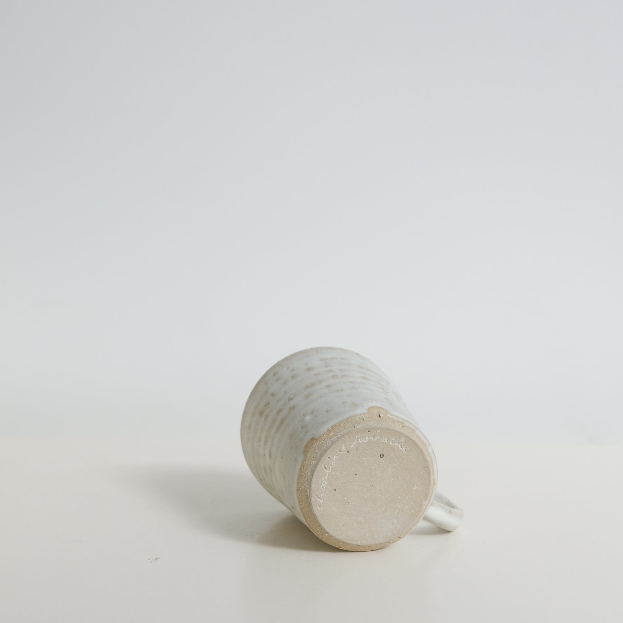 Mug en grès de Charline Robache chez Brutal Ceramics