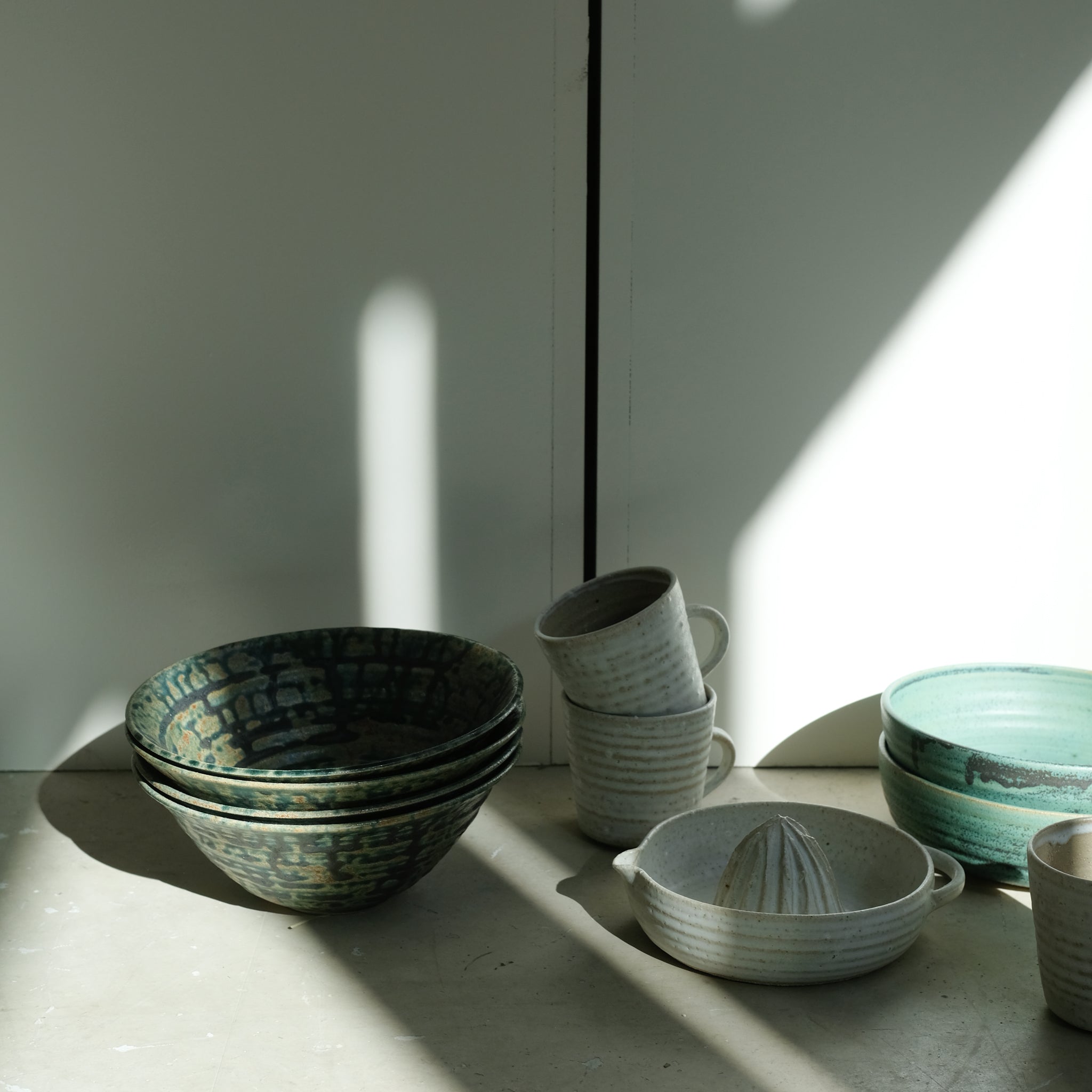 Bol evasé en grès D21,5cm - vert de Charline Robache chez Brutal Ceramics