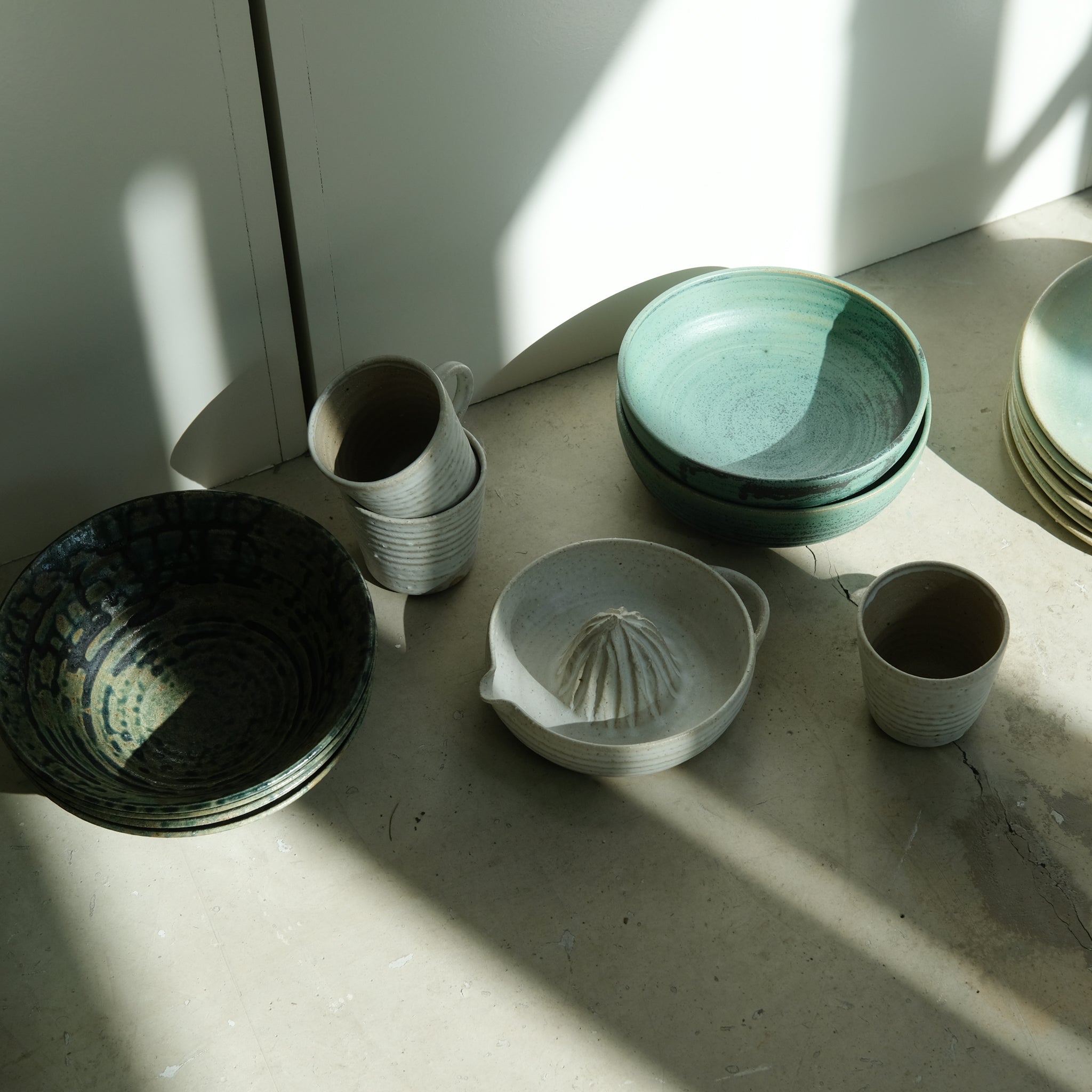 Bol evasé en grès D21,5cm - vert de Charline Robache chez Brutal Ceramics