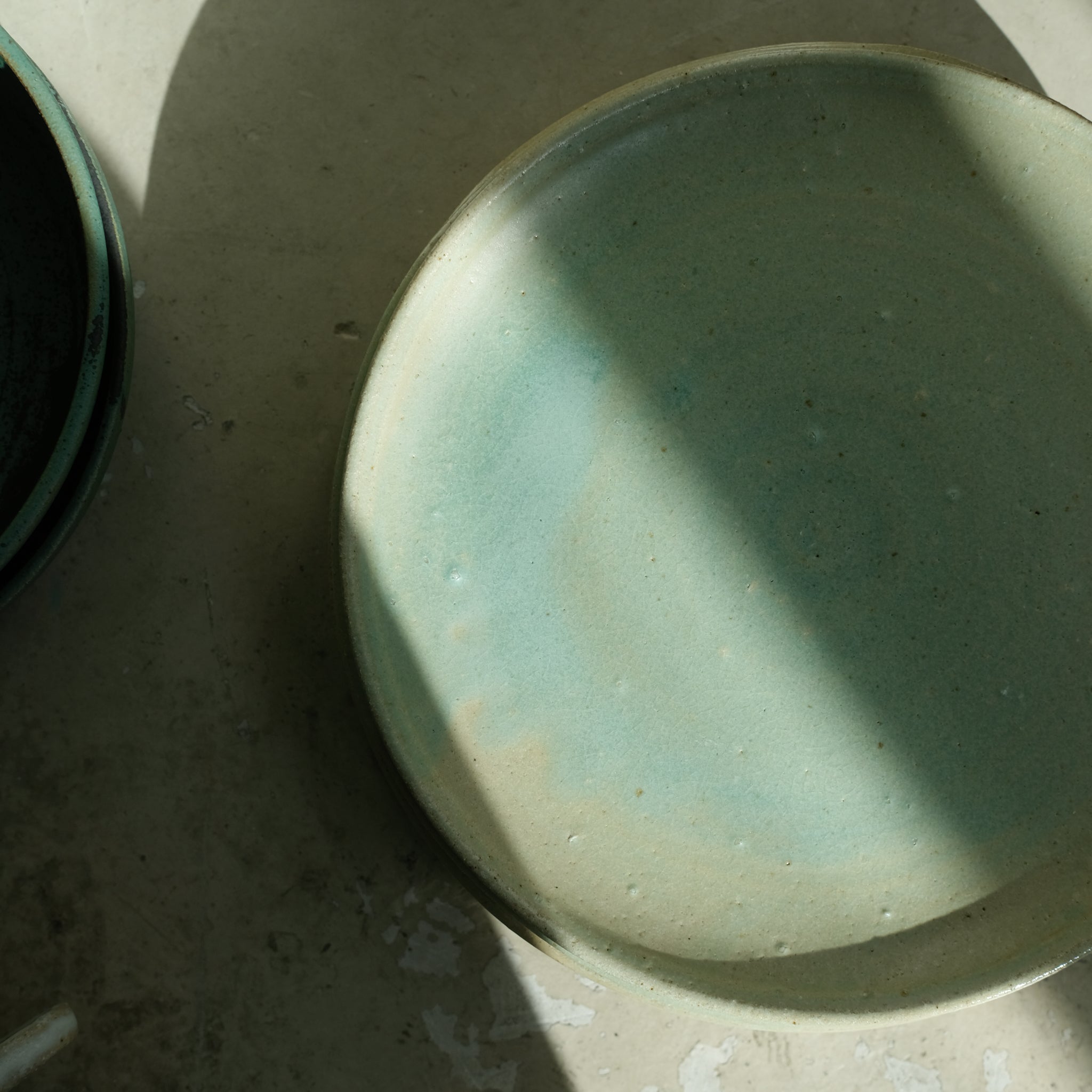 Assiette en grès D24,5cm - vert d'eau de Charline Robache chez Brutal Ceramics