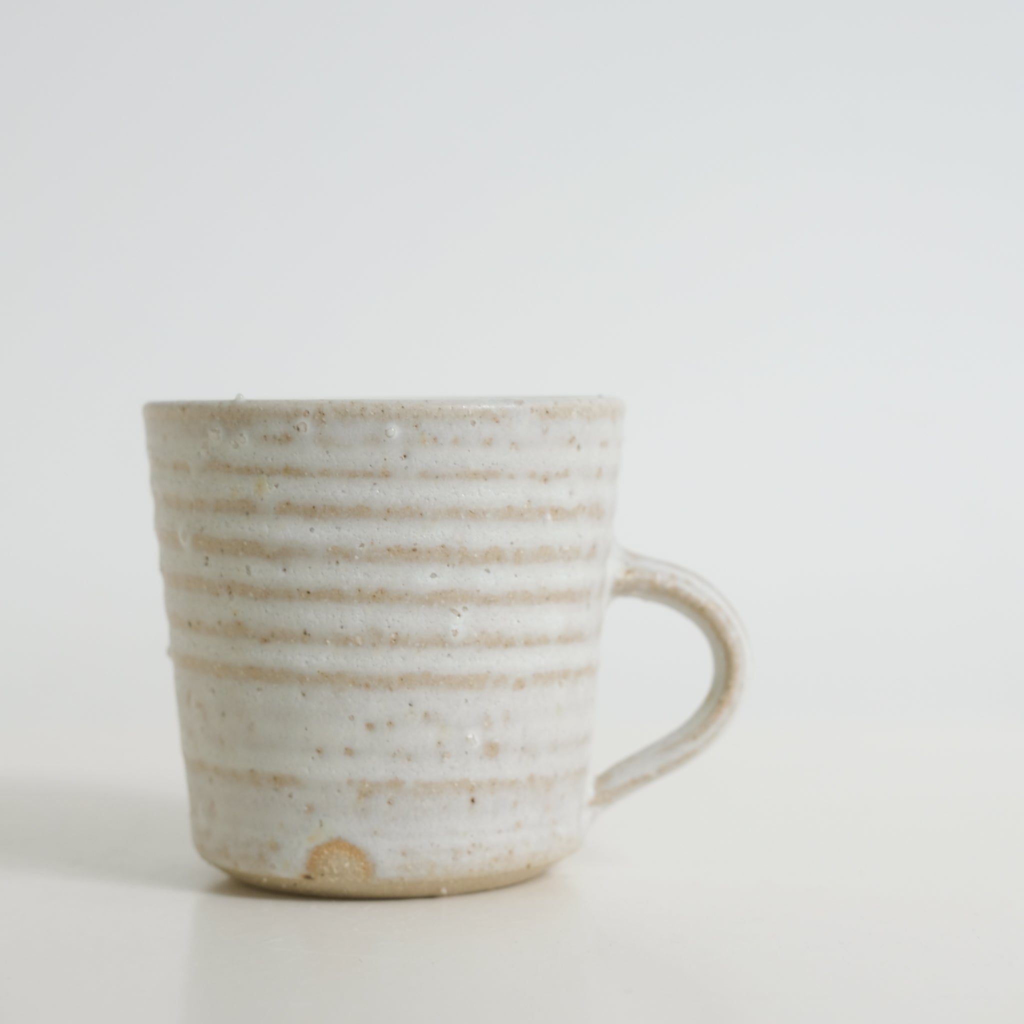 Mug en grès de Charline Robache chez Brutal Ceramics