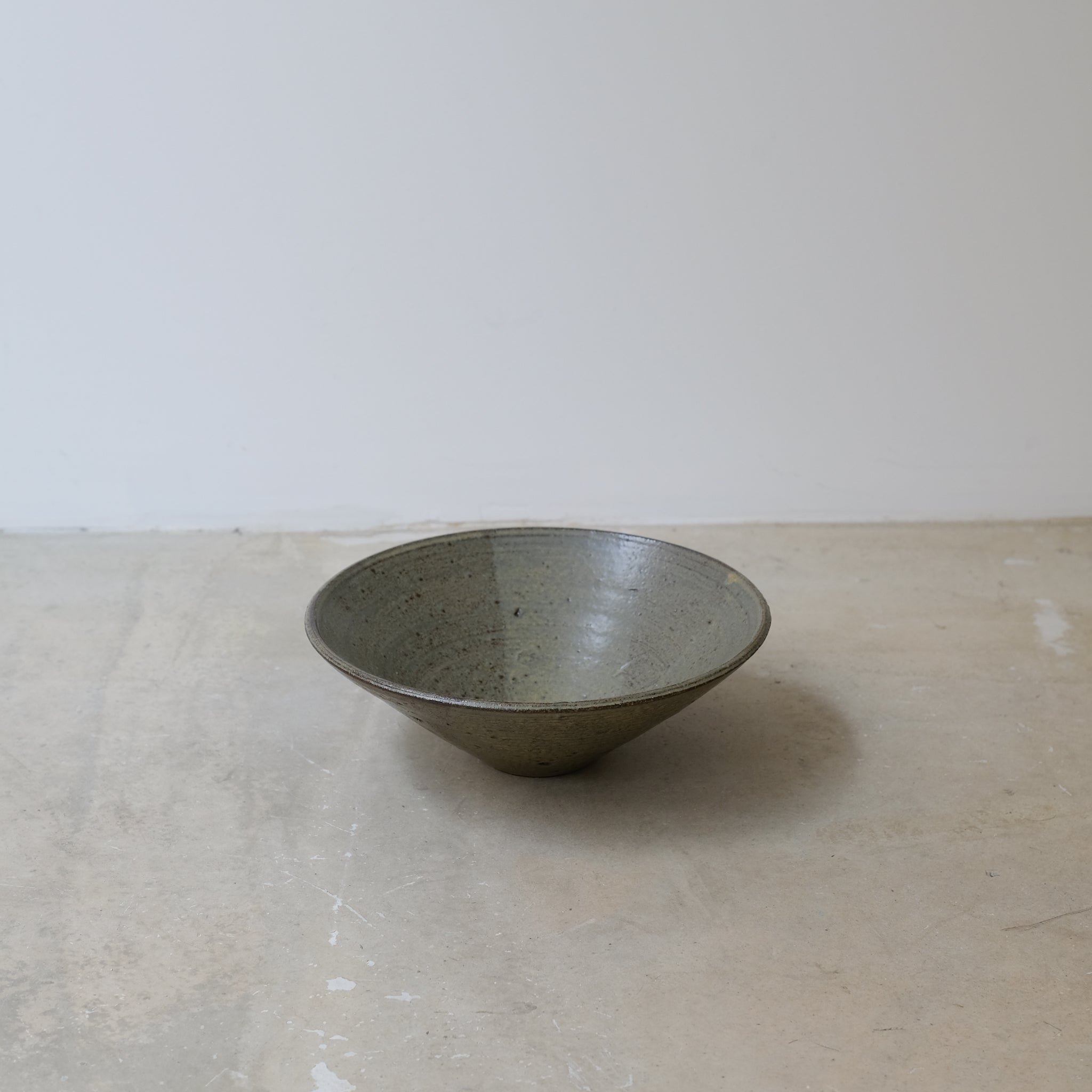 Saladier en grès rouge recolté, kaki par Louise Traon pour Brutal Ceramics