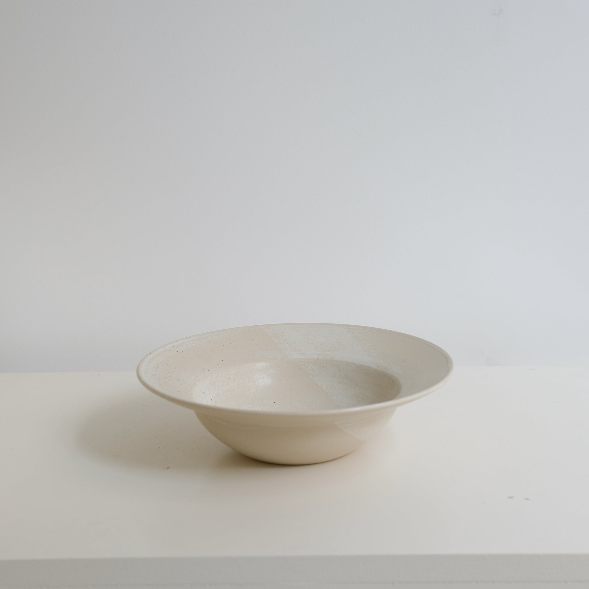 Assiette creuse en grès blanc D 23cm - blanc cassé par Louise Traon pour Brutal Ceramics