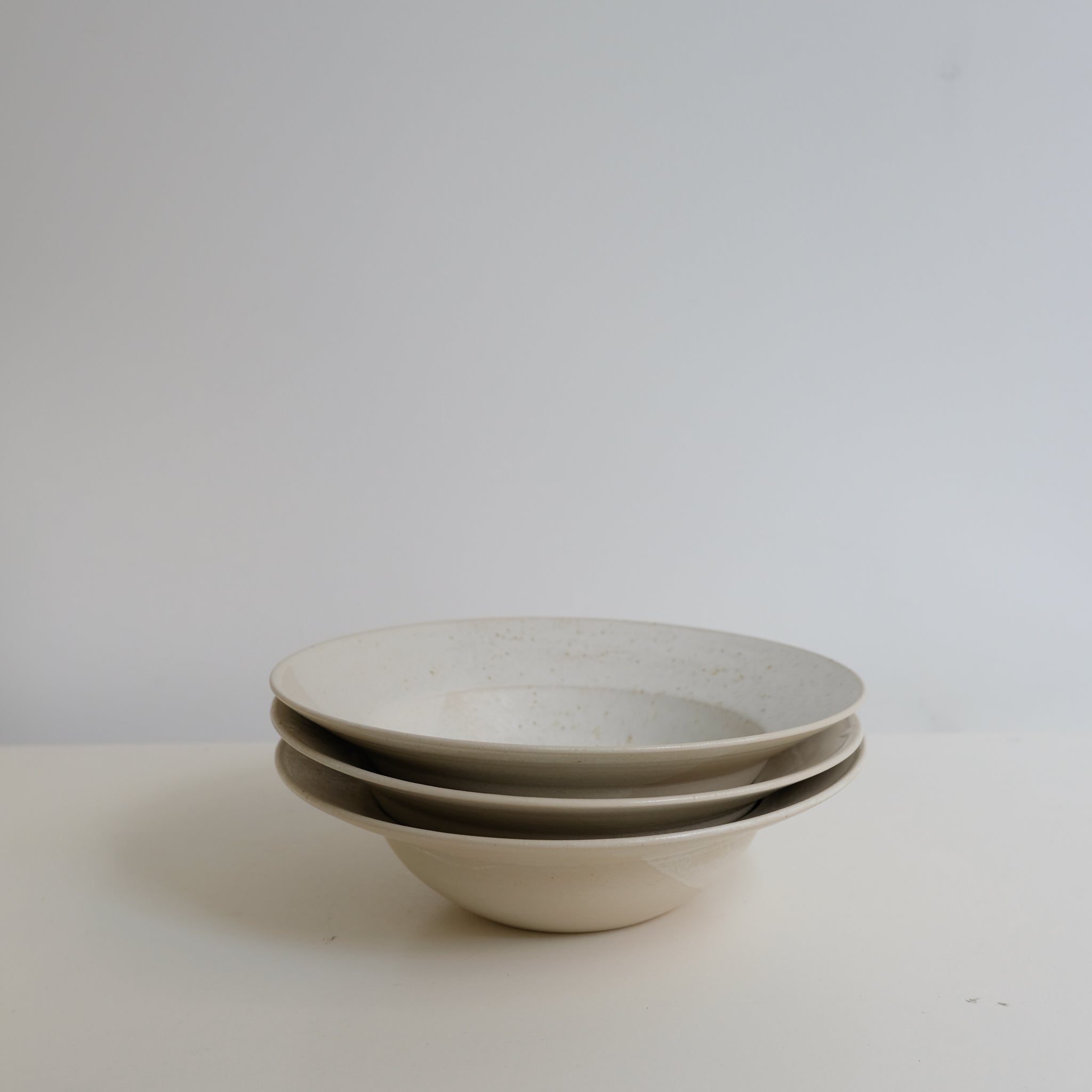 Assiette creuse en grès blanc D 23cm - blanc cassé par Louise Traon pour Brutal Ceramics