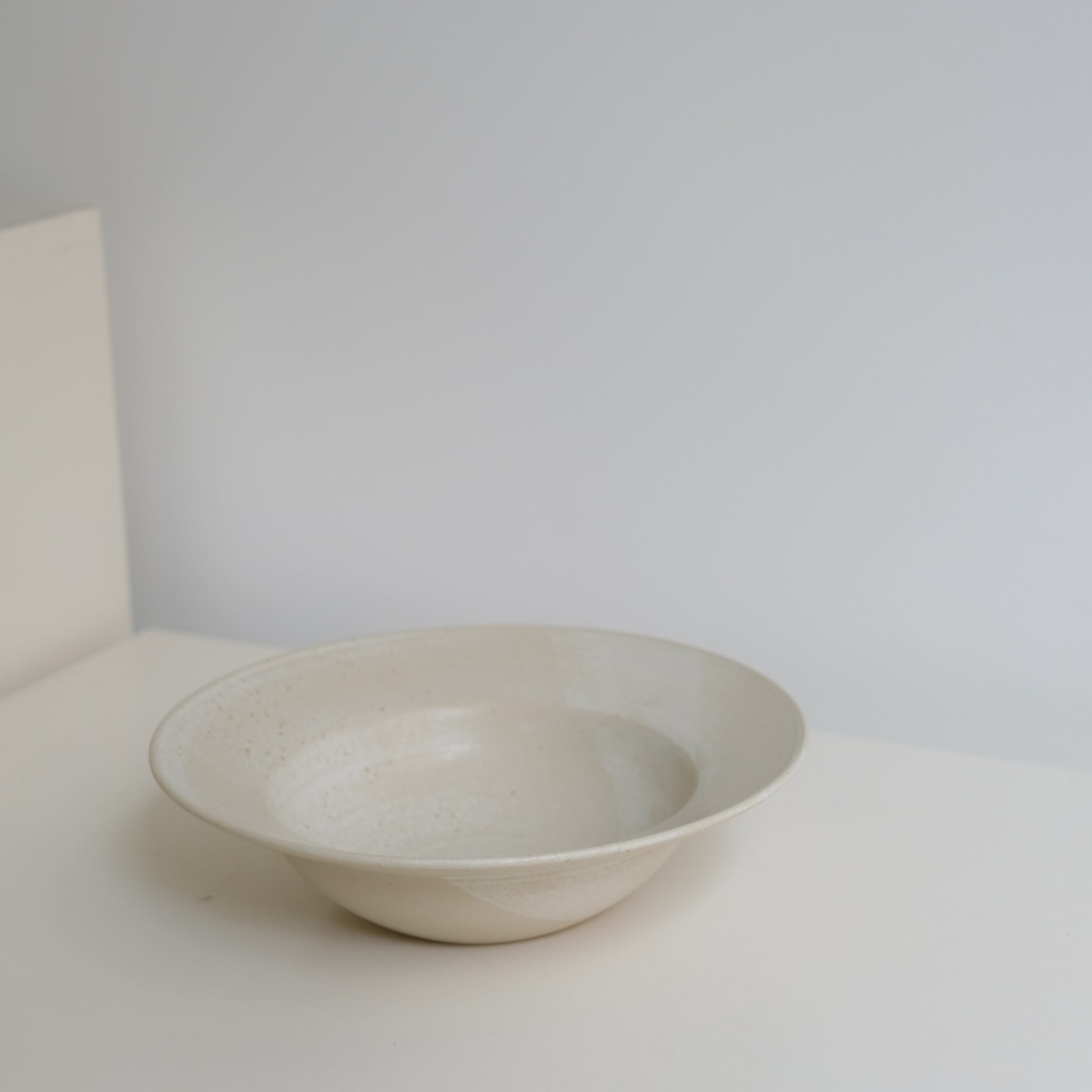 Assiette creuse en grès blanc D 23cm - blanc cassé par Louise Traon pour Brutal Ceramics