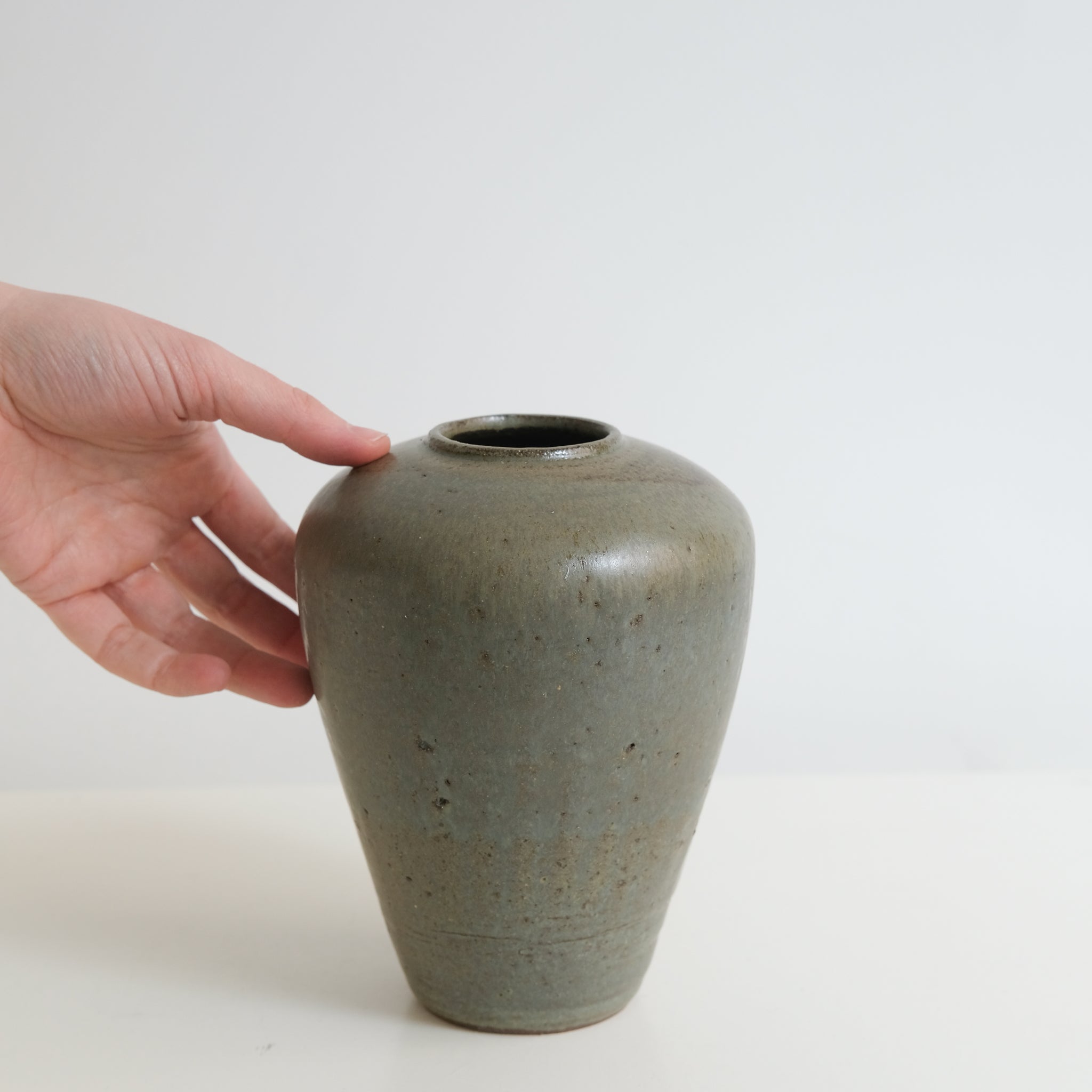 Vase en grès rouge recolté H17cm- vert kaki de Louise Traon pour Brutal Ceramics