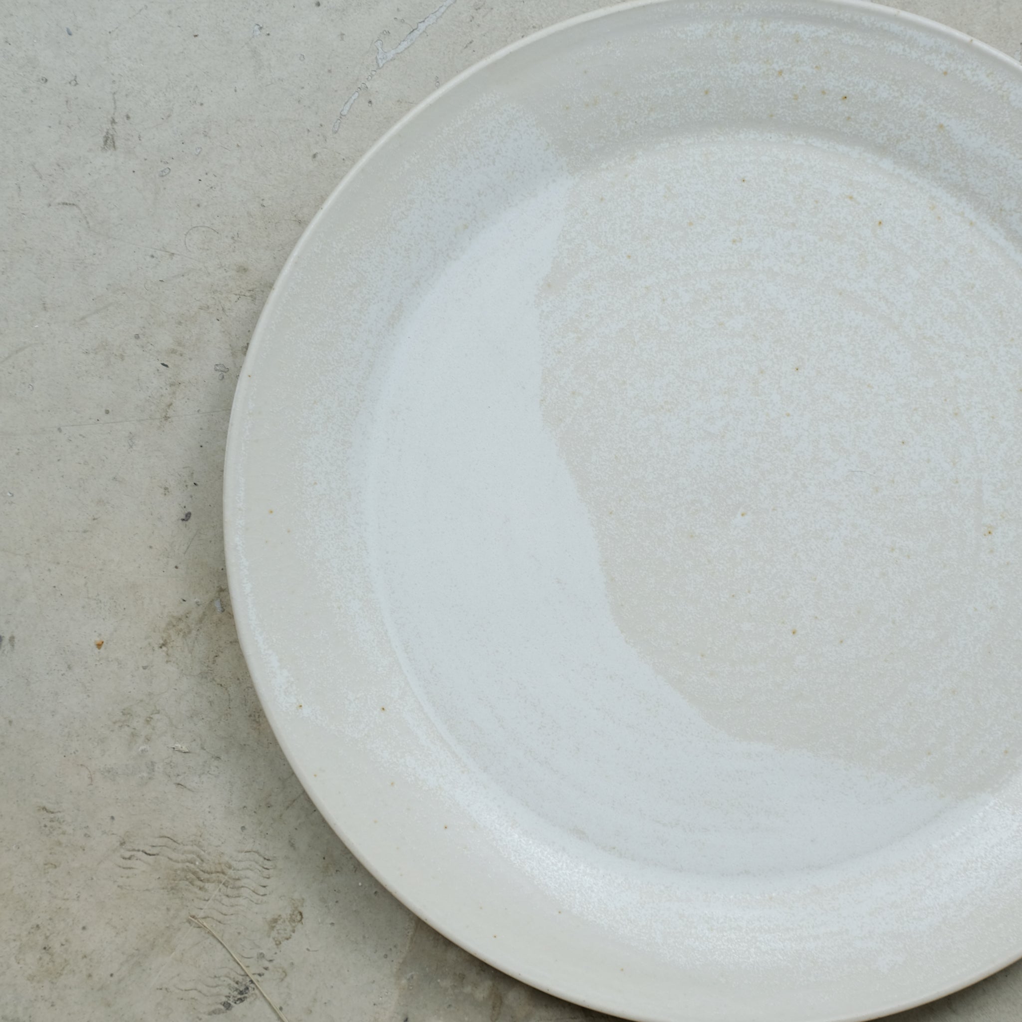 Assiette en grès blanc D 27,5cm - blanc cassé par Louise Traon pour Brutal Ceramics