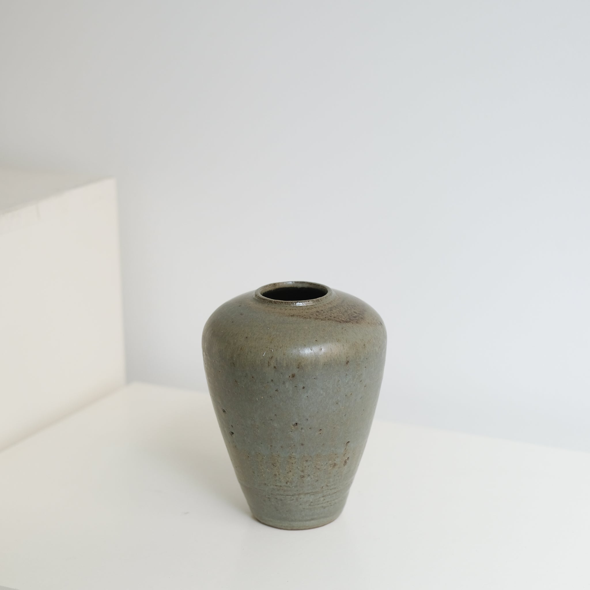 Vase en grès rouge recolté H17cm- vert kaki de Louise Traon pour Brutal Ceramics