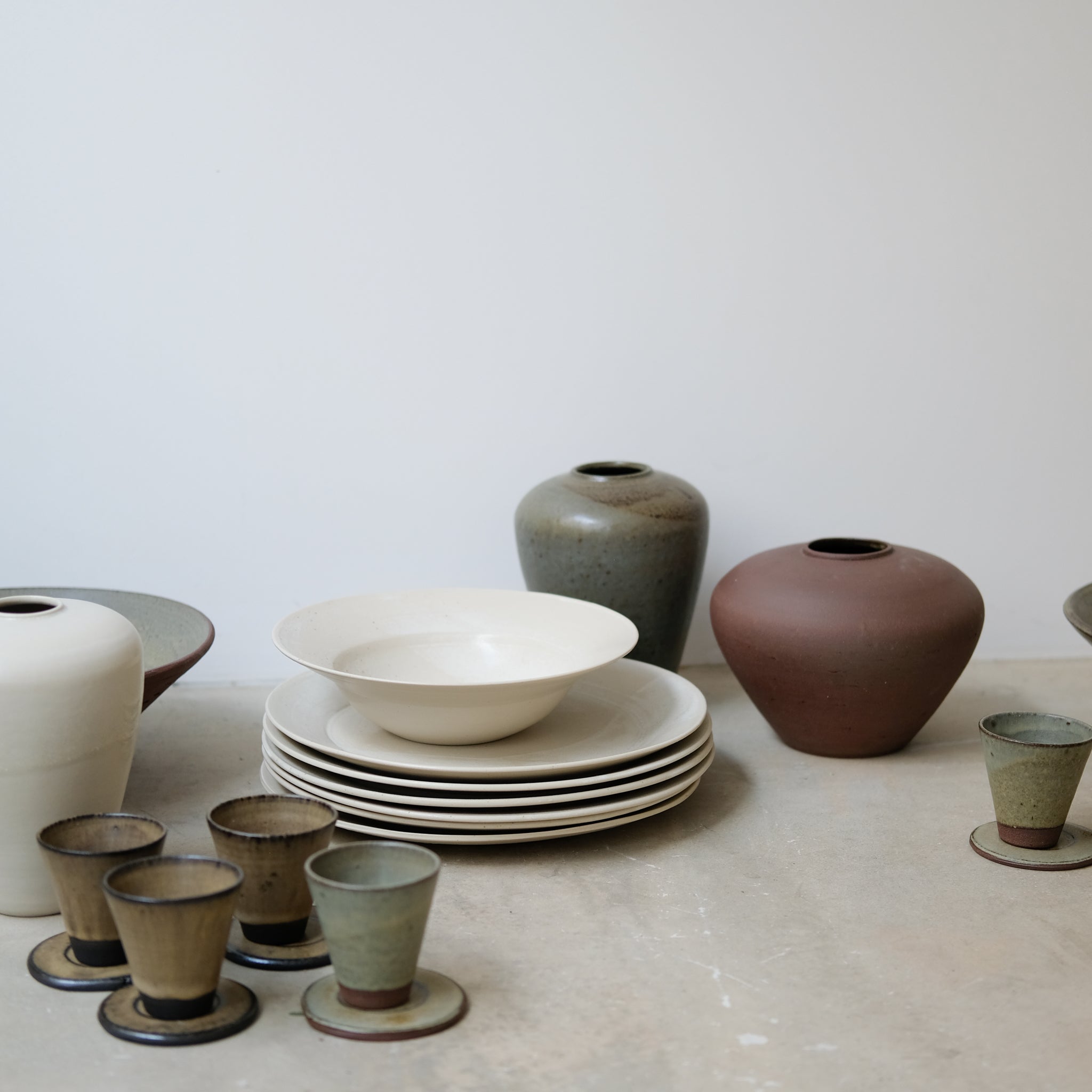 Set soucoupe et tasse en grès rouge recolté kaki de Louise Traon pour Brutal Ceramics