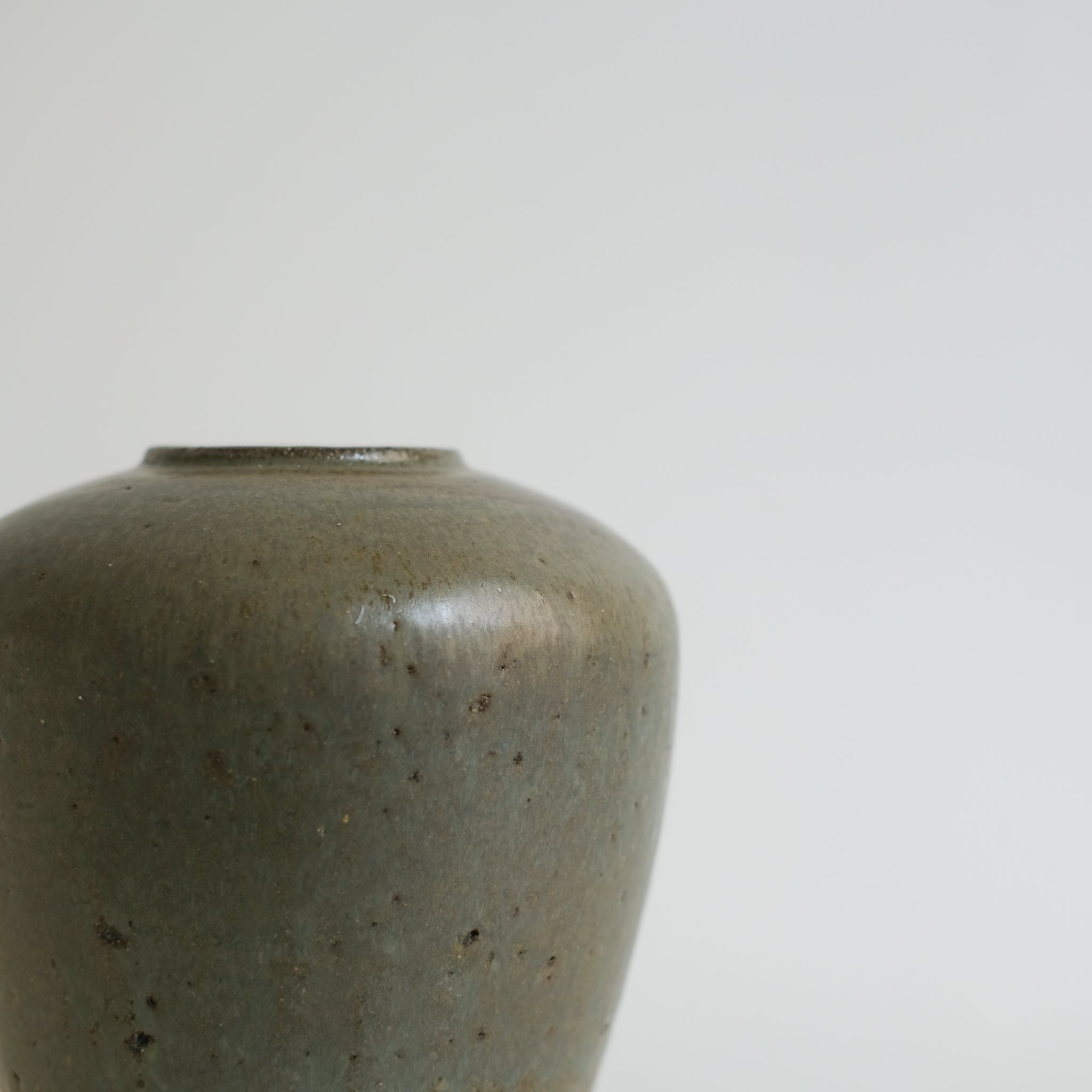 Vase en grès rouge recolté H17cm- vert kaki de Louise Traon pour Brutal Ceramics