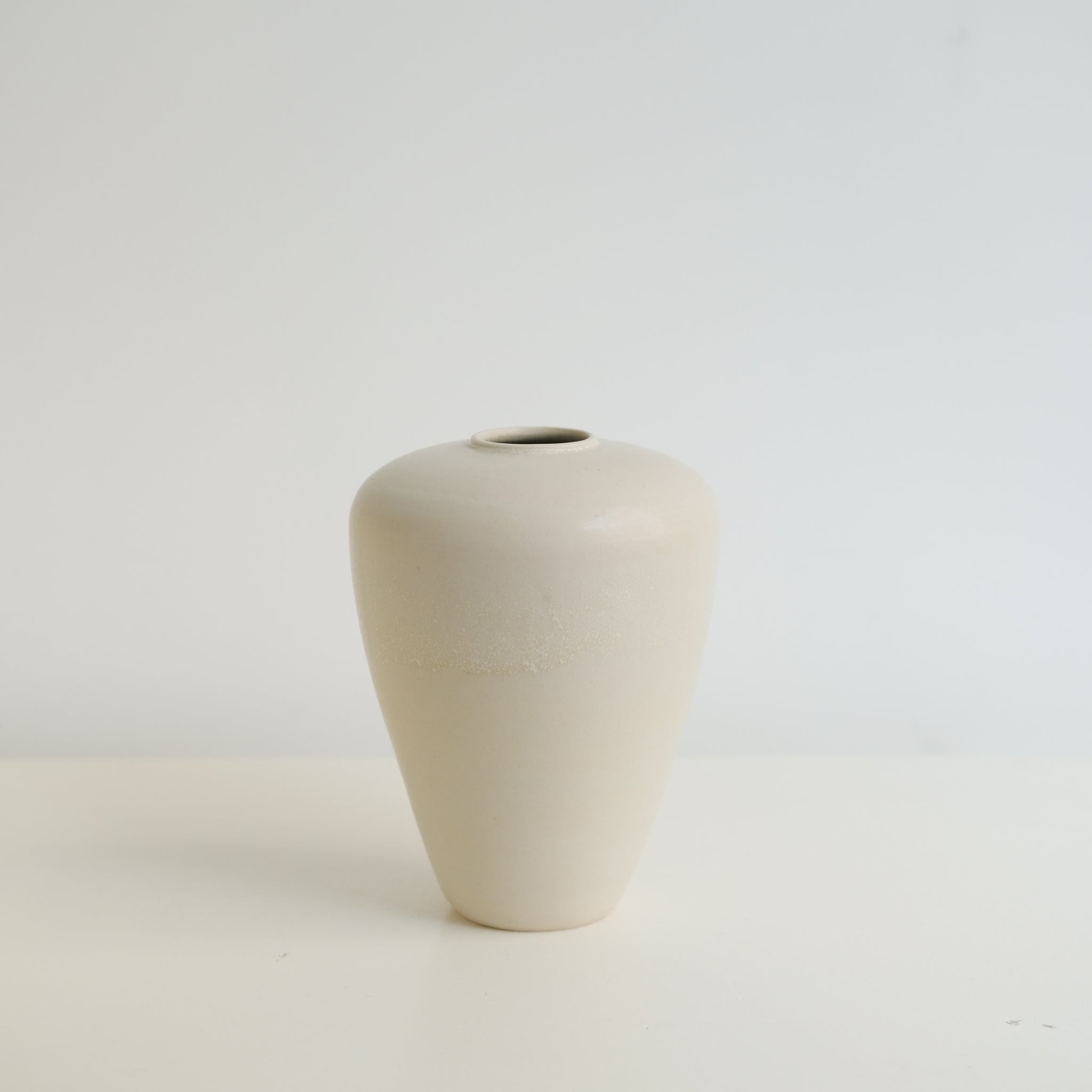 Vase en grès blanc H16cm- blanc cassé de Louise Traon chez Brutal Ceramics