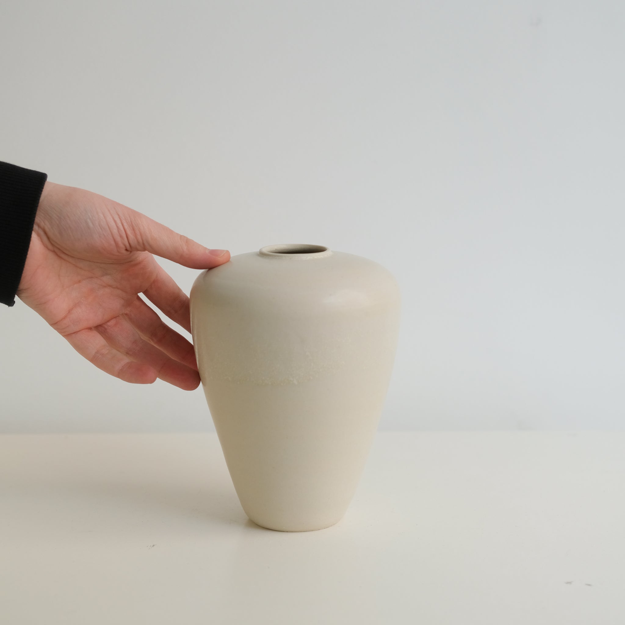 Vase en grès blanc H16cm- blanc cassé de Louise Traon chez Brutal Ceramics