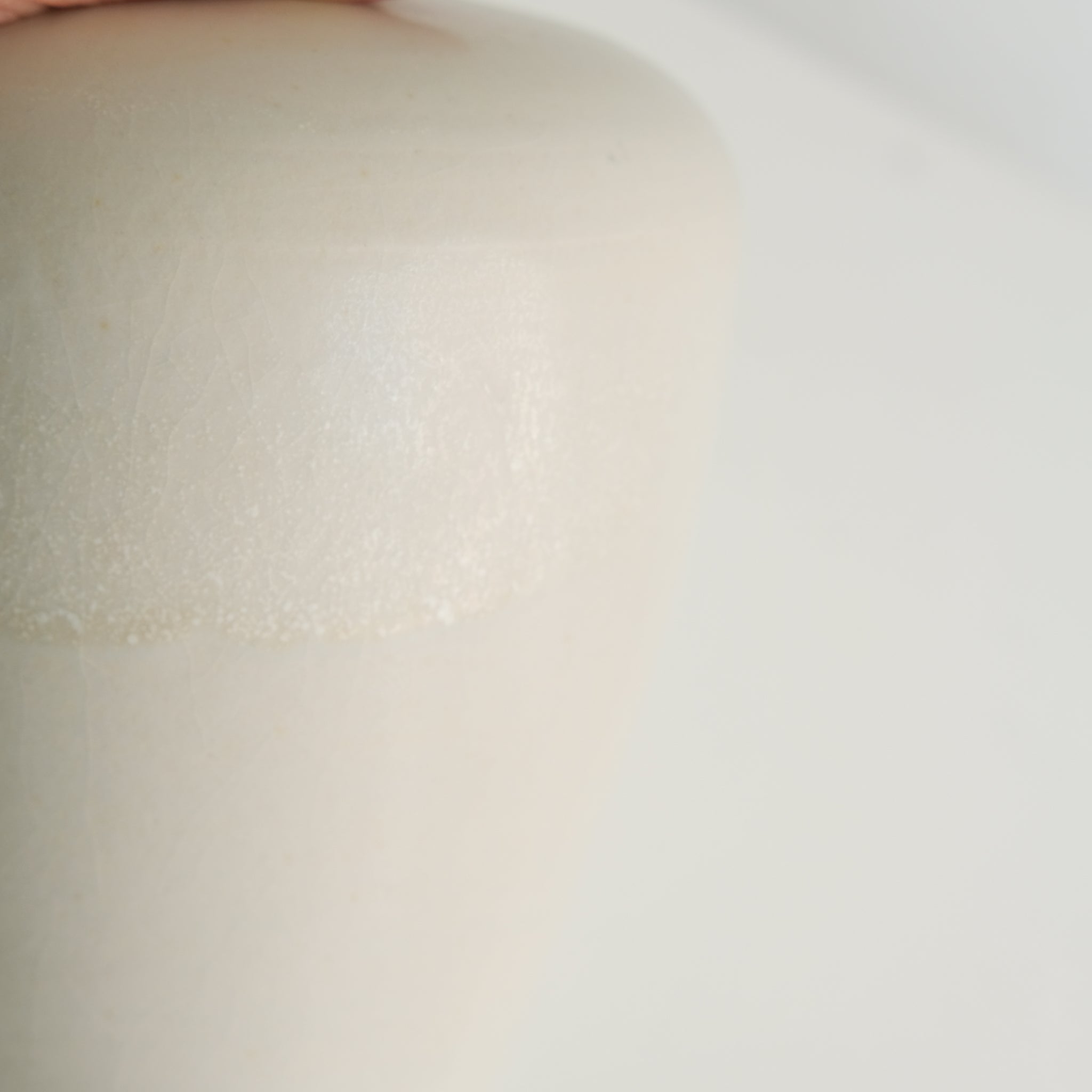 Vase en grès blanc H16cm- blanc cassé de Louise Traon chez Brutal Ceramics