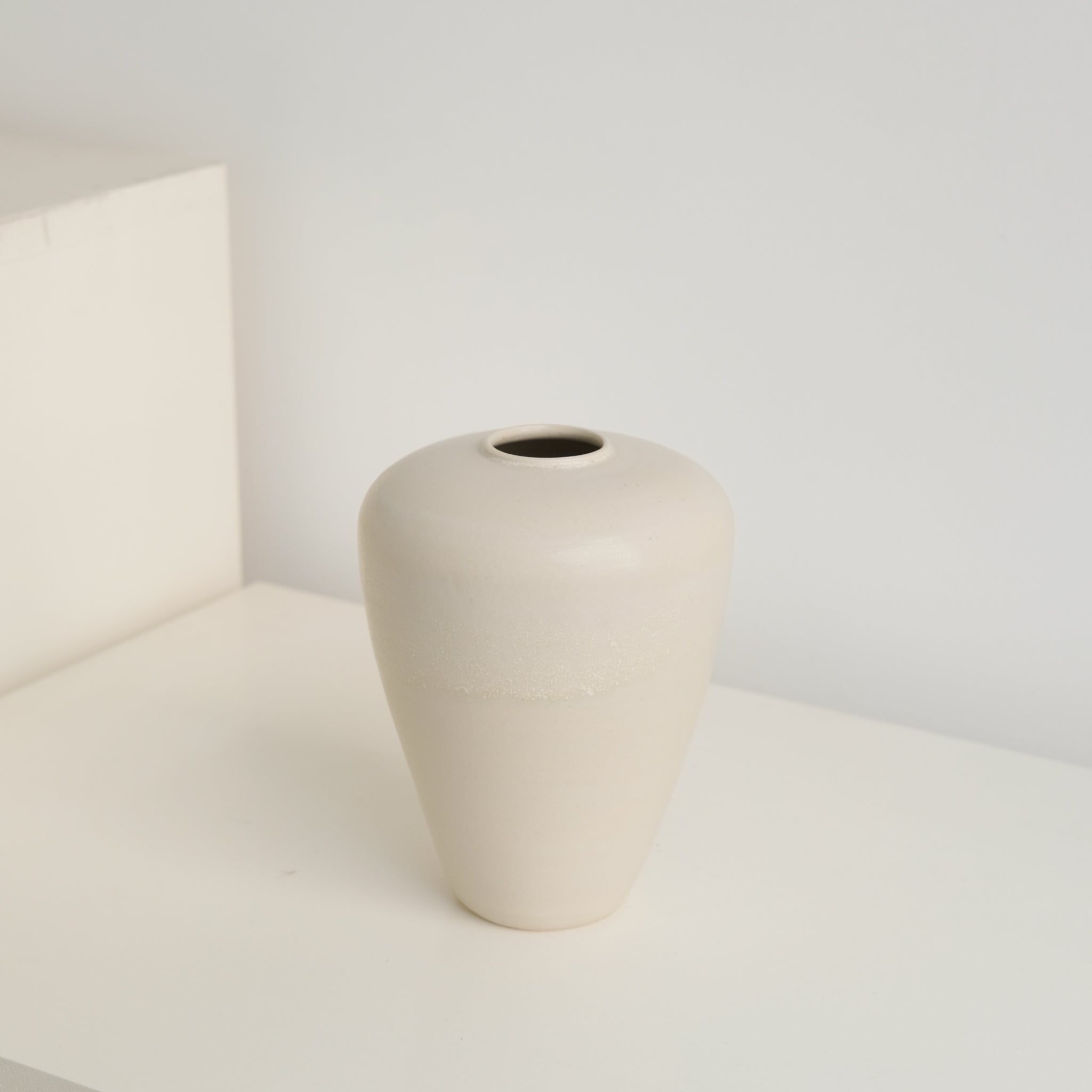 Vase en grès blanc H16cm- blanc cassé de Louise Traon chez Brutal Ceramics