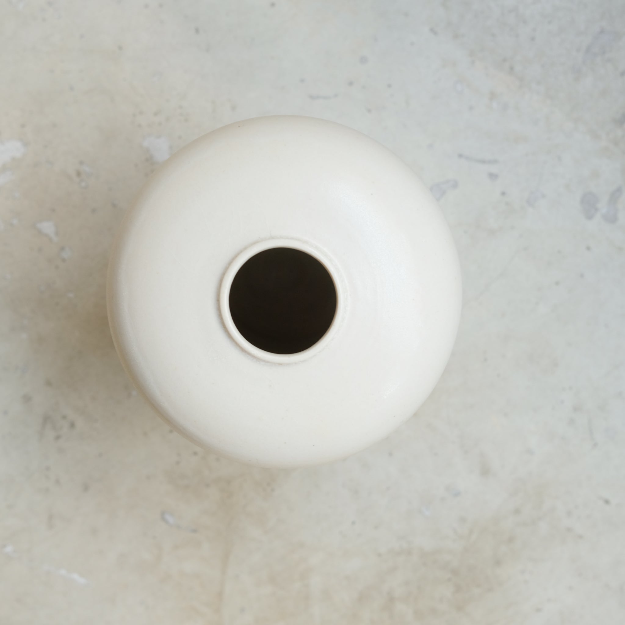 Vase en grès blanc H16cm- blanc cassé de Louise Traon chez Brutal Ceramics