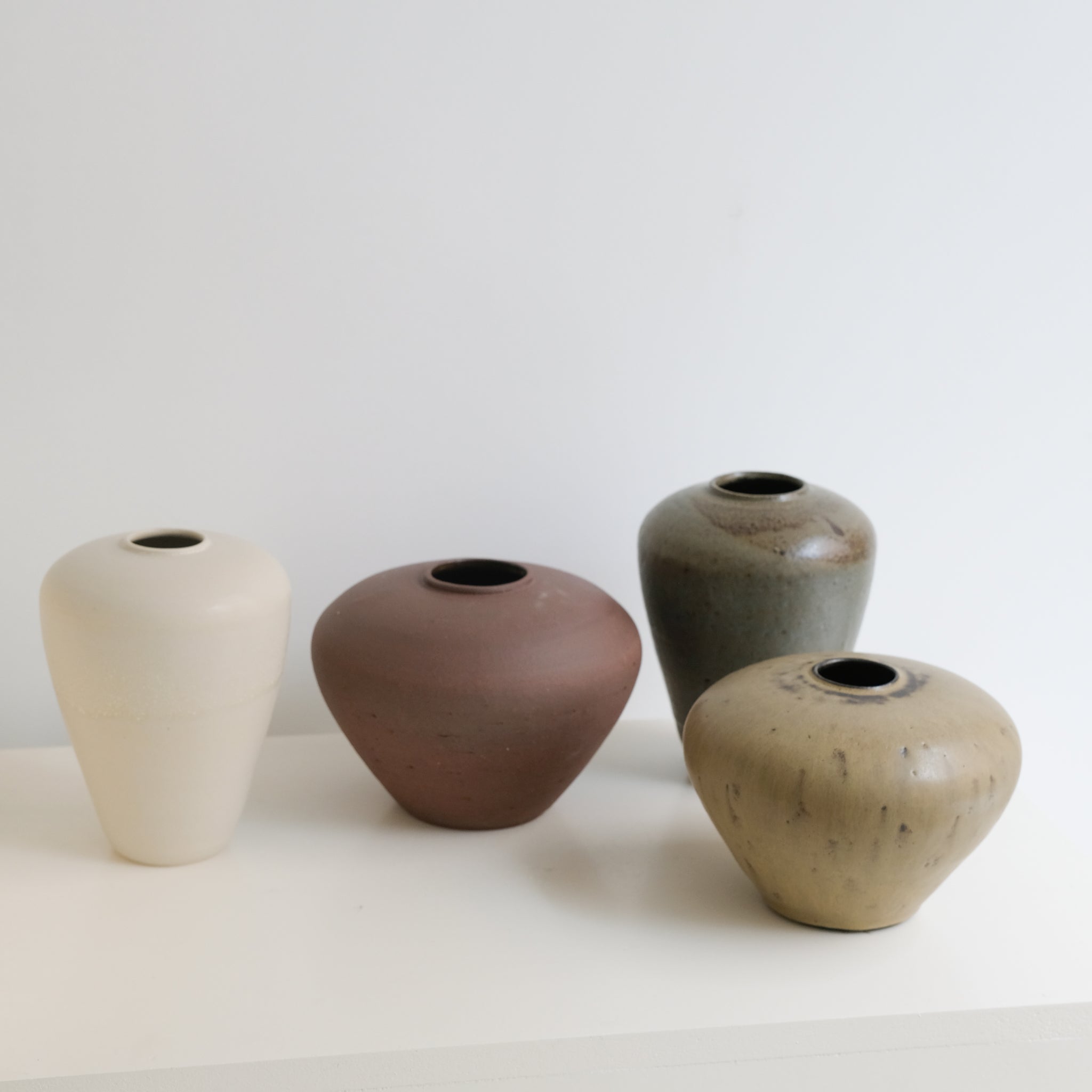 Vase en grès noir H12cm- chocolat de Louise Traon chez Brutal Ceramics