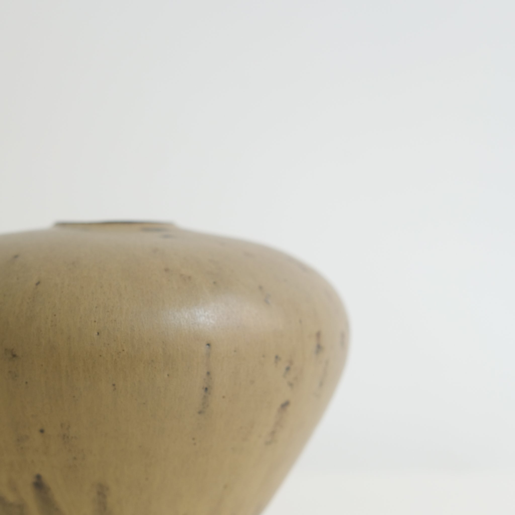Vase en grès noir H12cm- chocolat de Louise Traon chez Brutal Ceramics