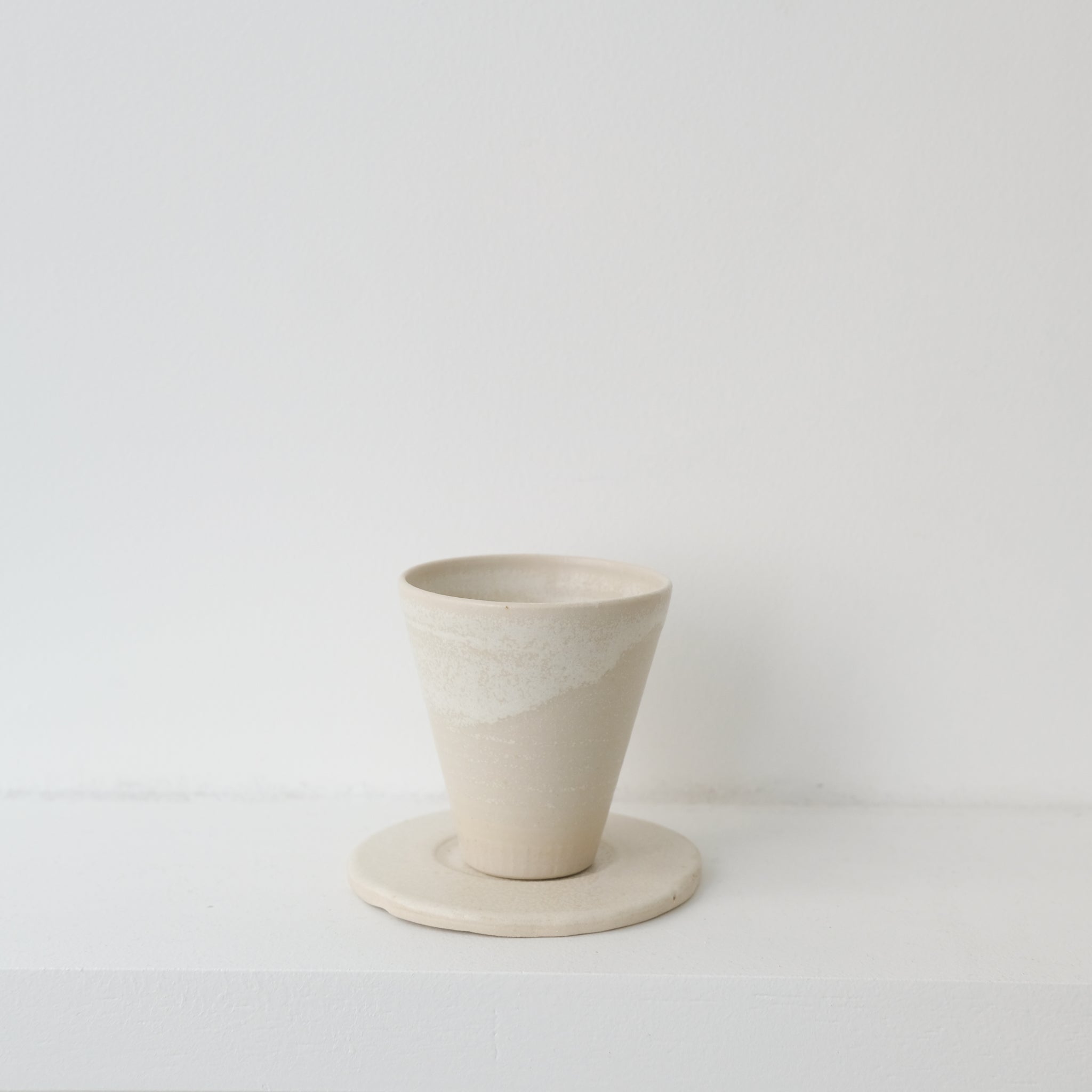 Set soucoupe et tasse blanc cassé de Louise Traon pour Brutal Ceramics