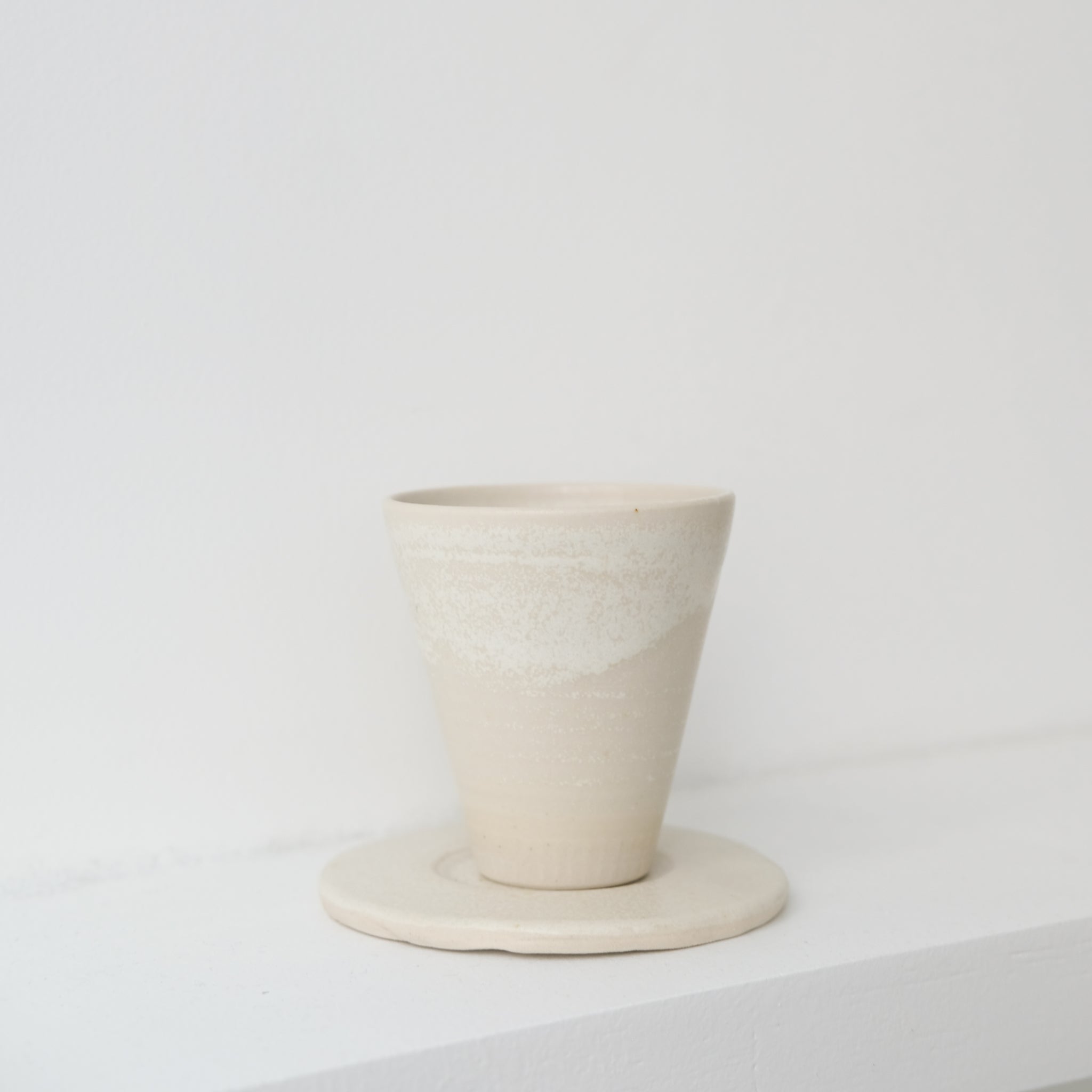 Set soucoupe et tasse blanc cassé de Louise Traon pour Brutal Ceramics