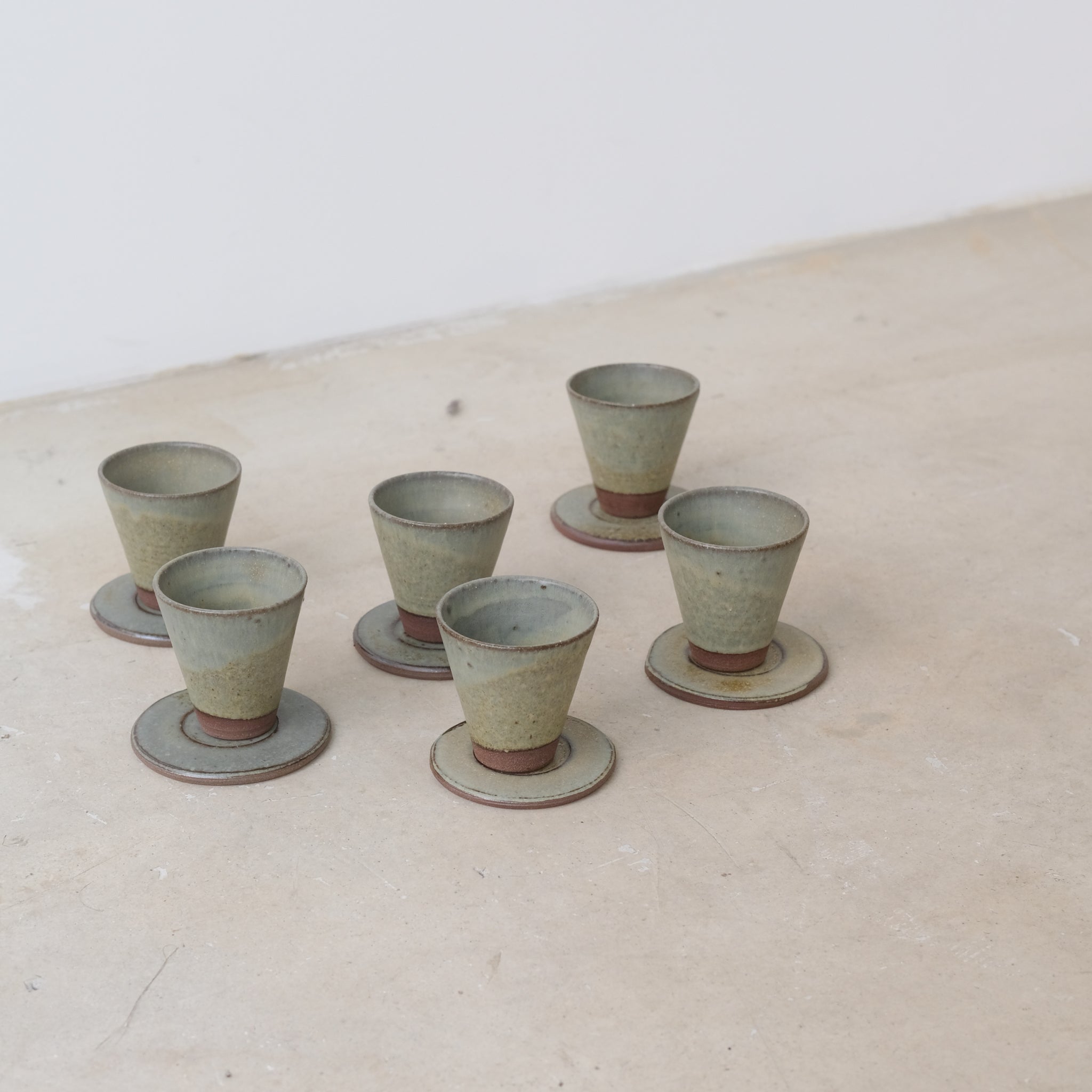 Set soucoupe et tasse en grès rouge recolté kaki de Louise Traon pour Brutal Ceramics