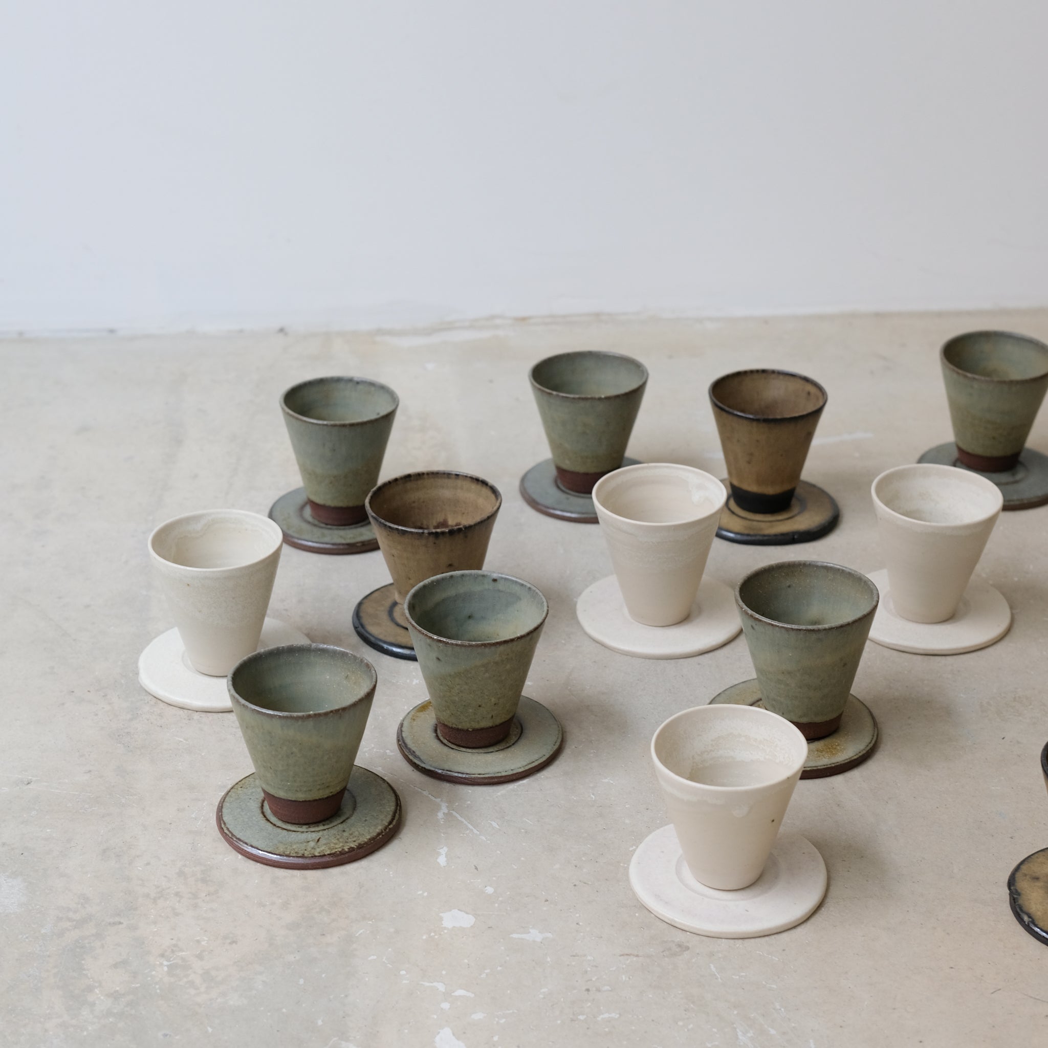 Set soucoupe et tasse en grès rouge recolté kaki de Louise Traon pour Brutal Ceramics