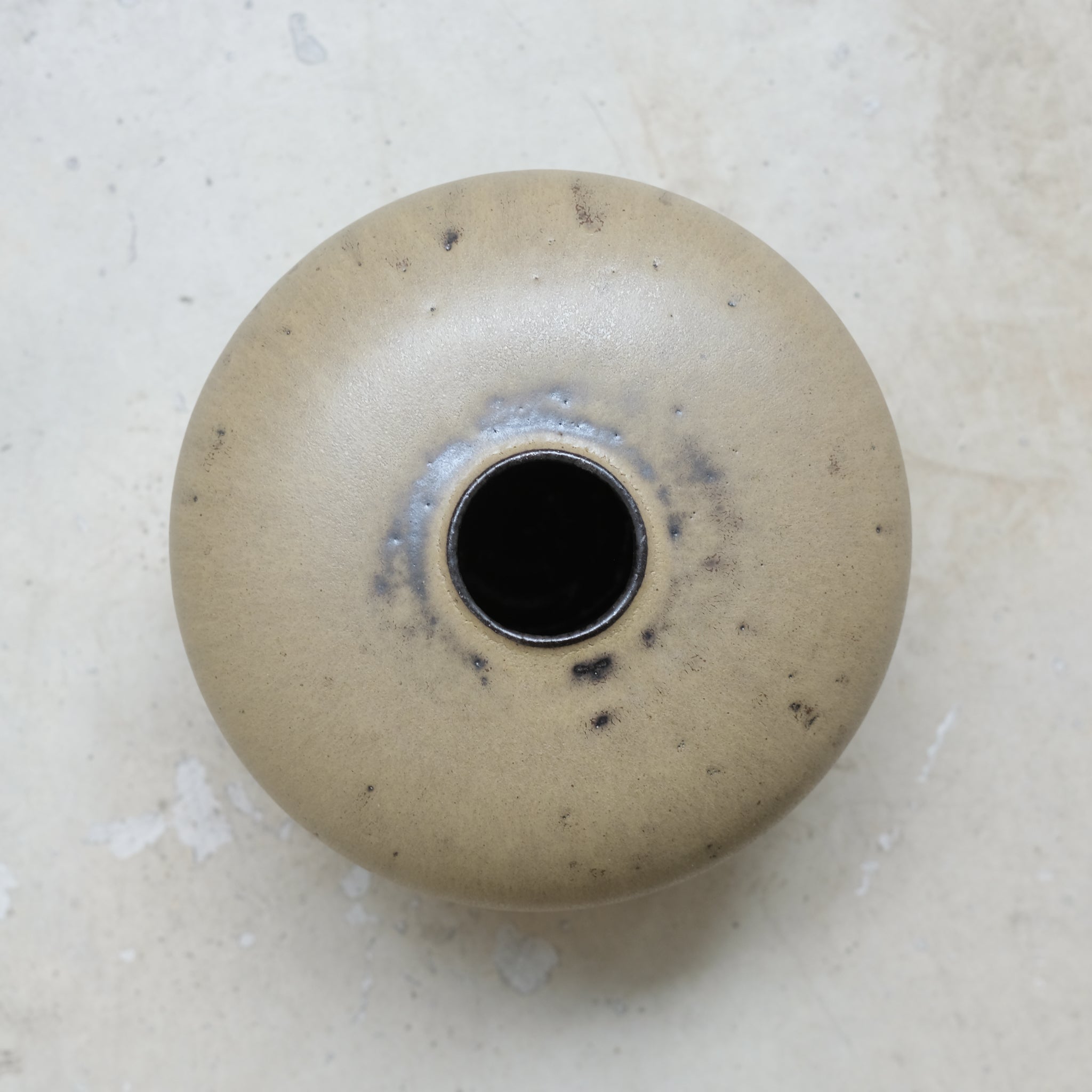 Vase en grès noir H12cm- chocolat de Louise Traon chez Brutal Ceramics