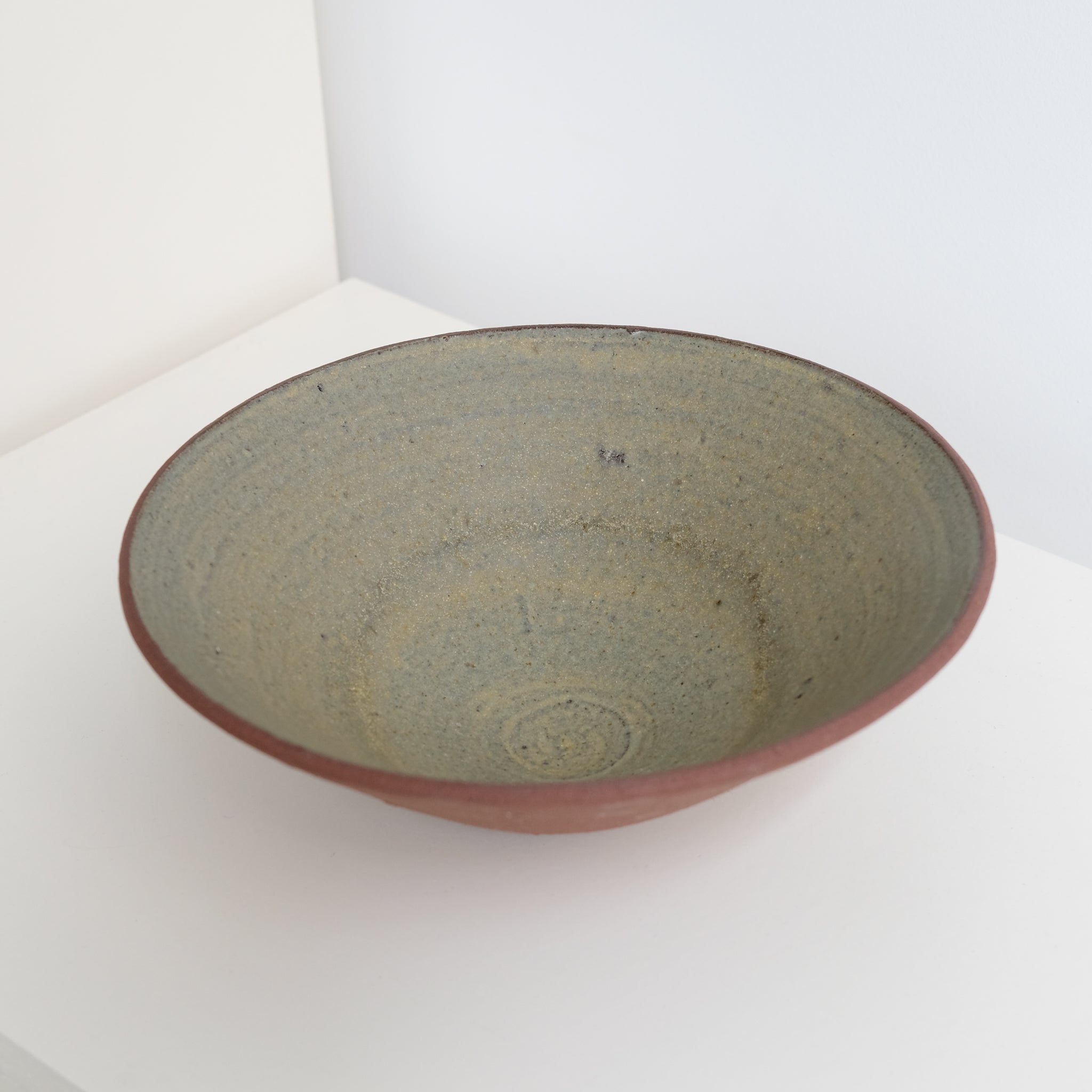 Saladier en grès rouge, kaki par Louise Traon pour Brutal Ceramics