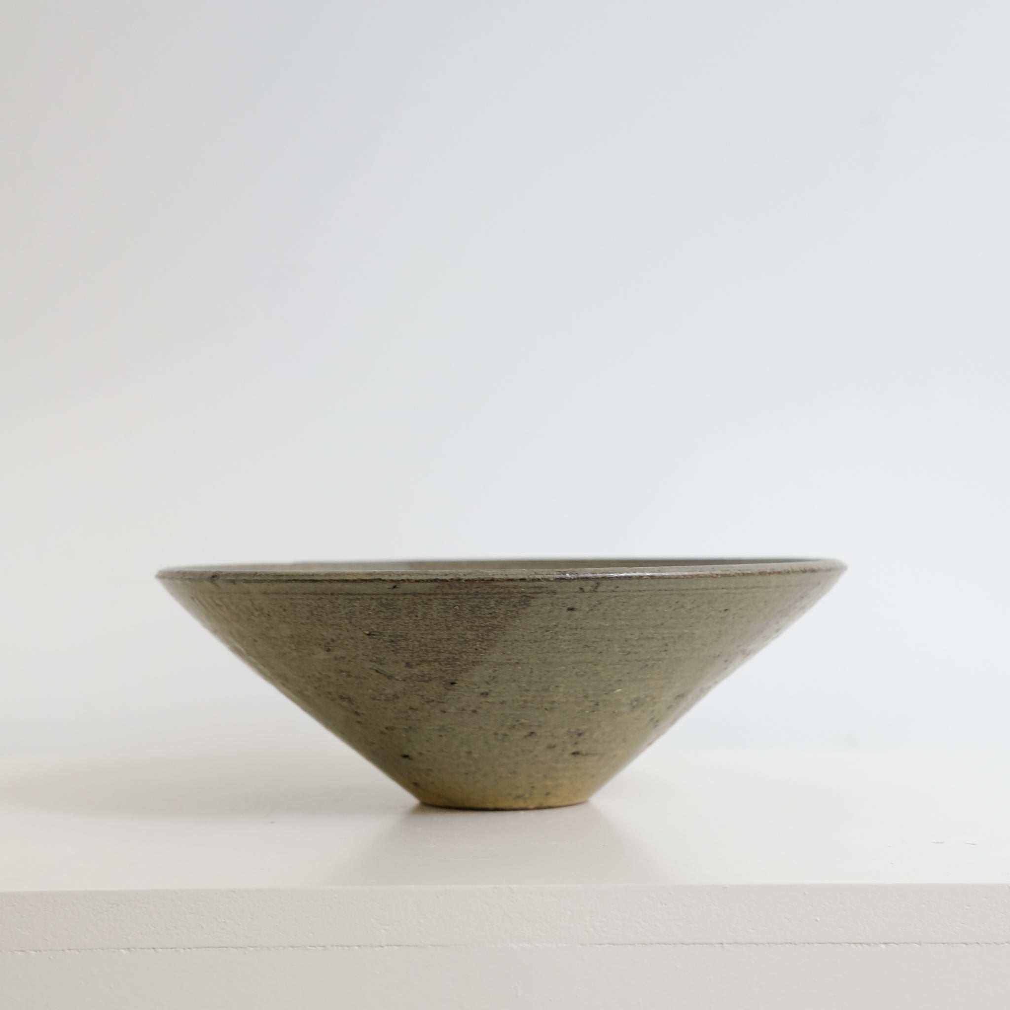 Saladier en grès rouge recolté, kaki par Louise Traon pour Brutal Ceramics