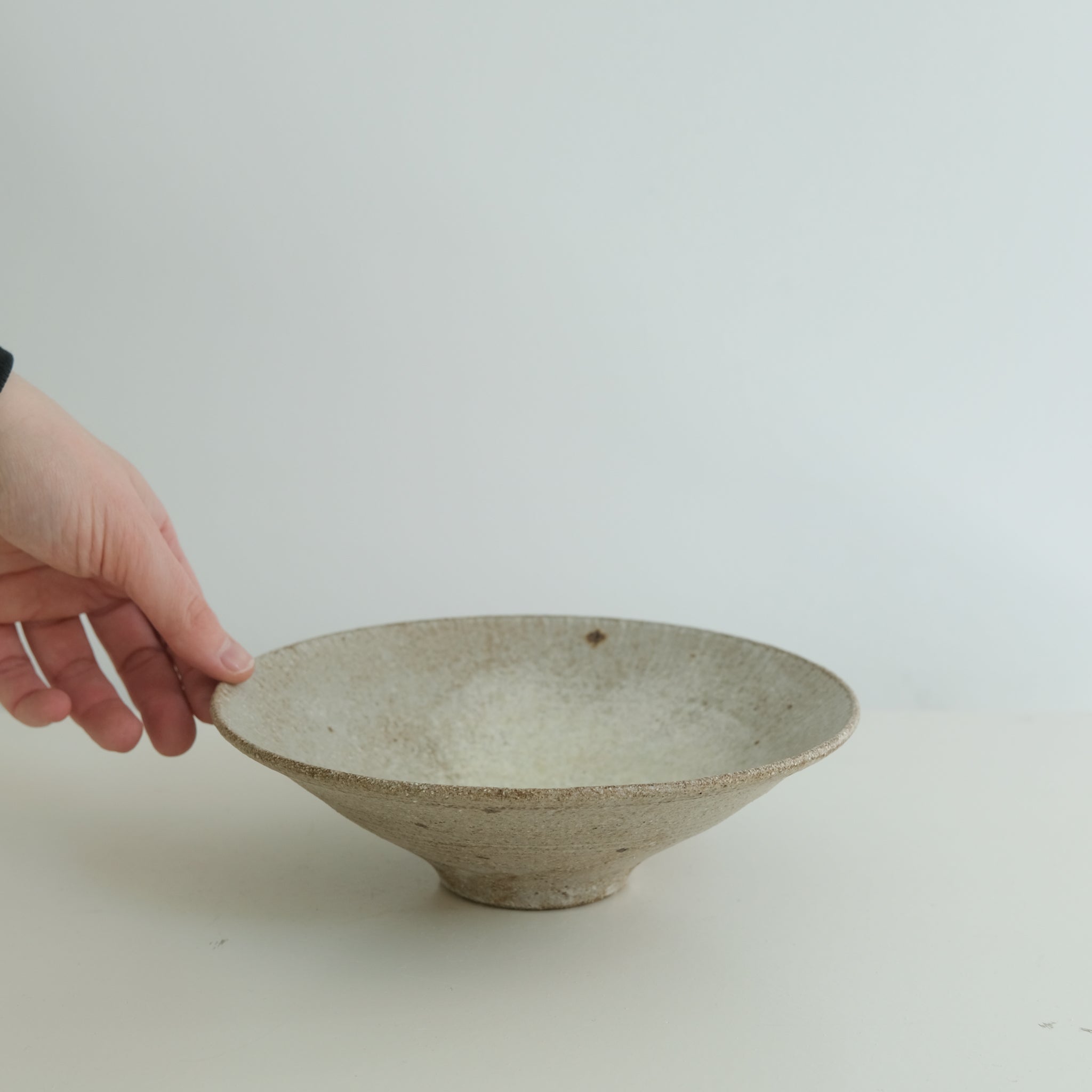 Bol évasé en grès D20,5cm - beige satinée de Michael Buckley chez Brutal Ceramics