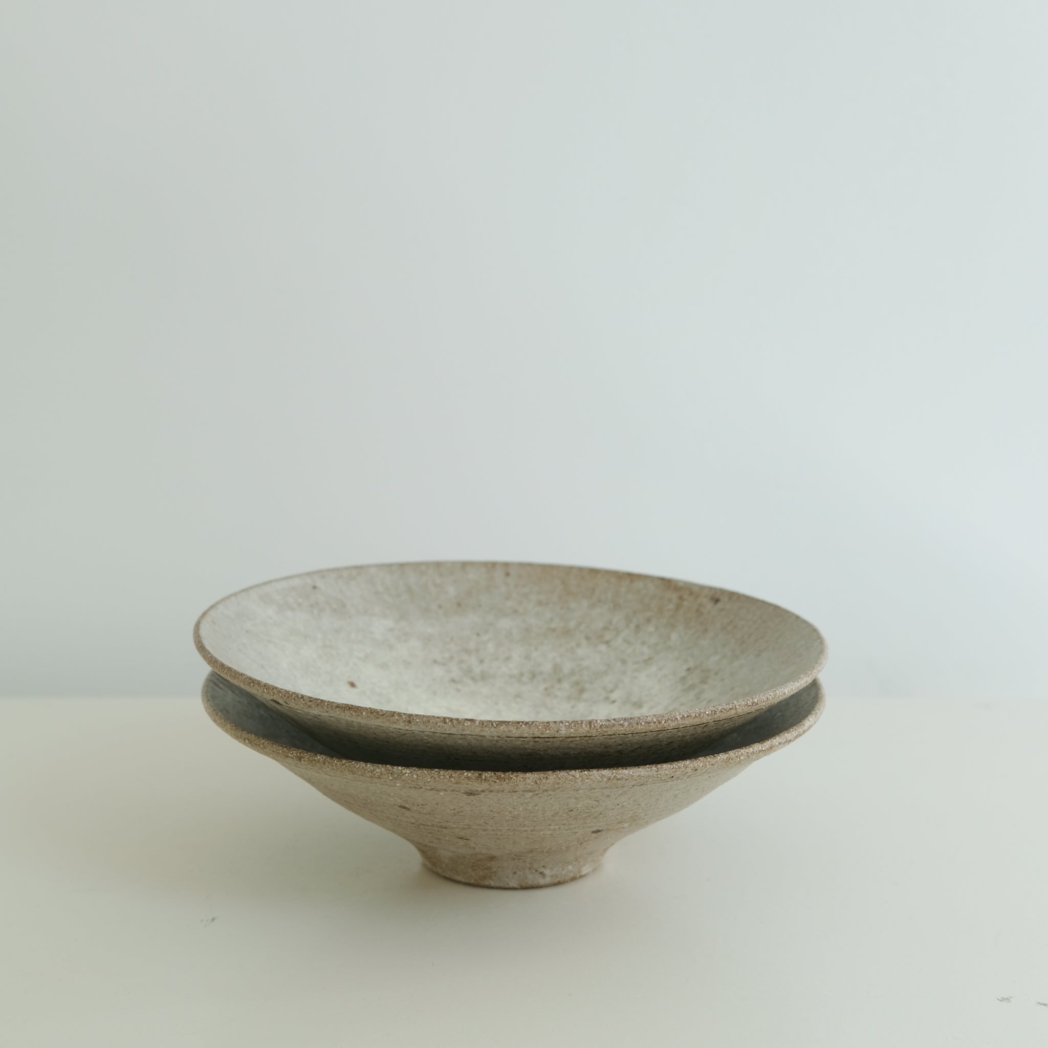 Bol évasé en grès D20,5cm - beige satinée de Michael Buckley chez Brutal Ceramics