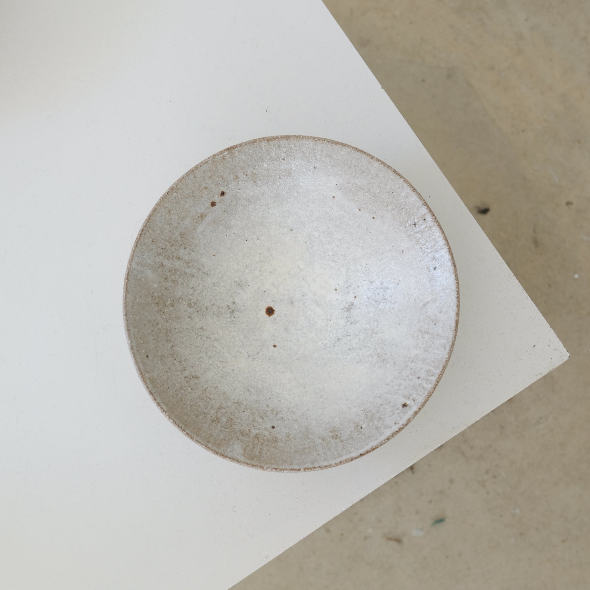 Bol évasé en grès D20,5cm - beige satinée de Michael Buckley chez Brutal Ceramics