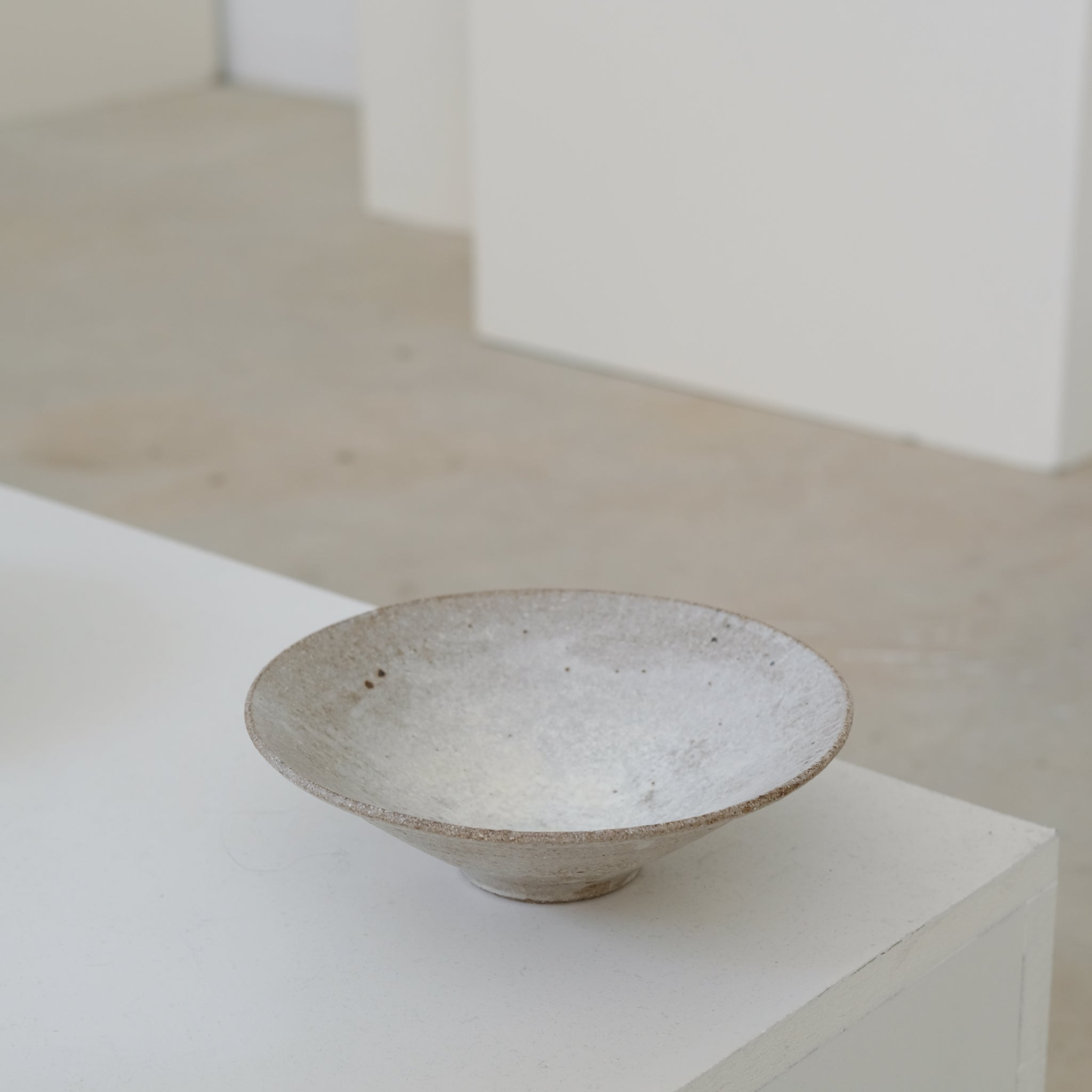 Bol évasé en grès D20,5cm - beige satinée de Michael Buckley chez Brutal Ceramics