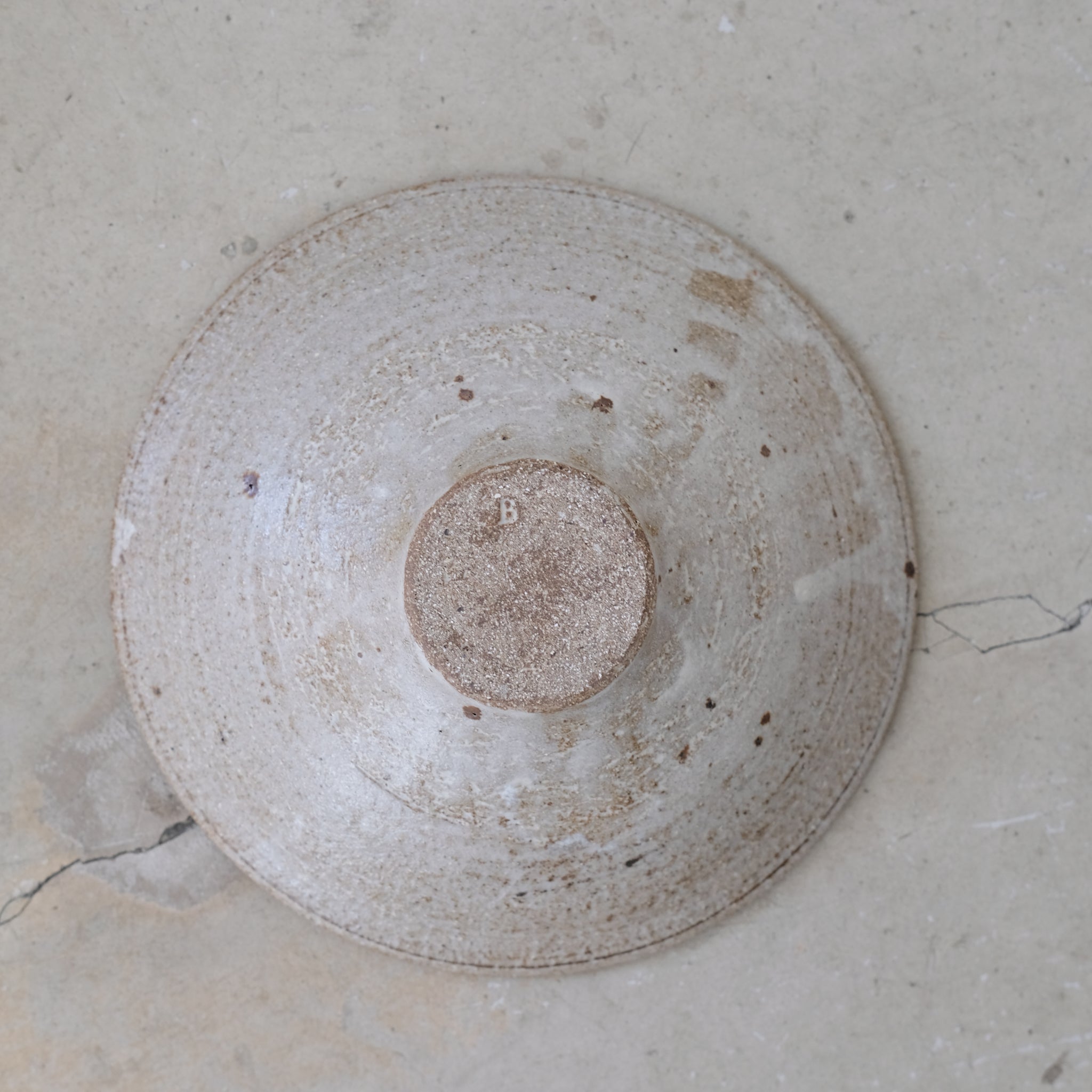 Bol évasé en grès D20,5cm - beige satinée de Michael Buckley chez Brutal Ceramics