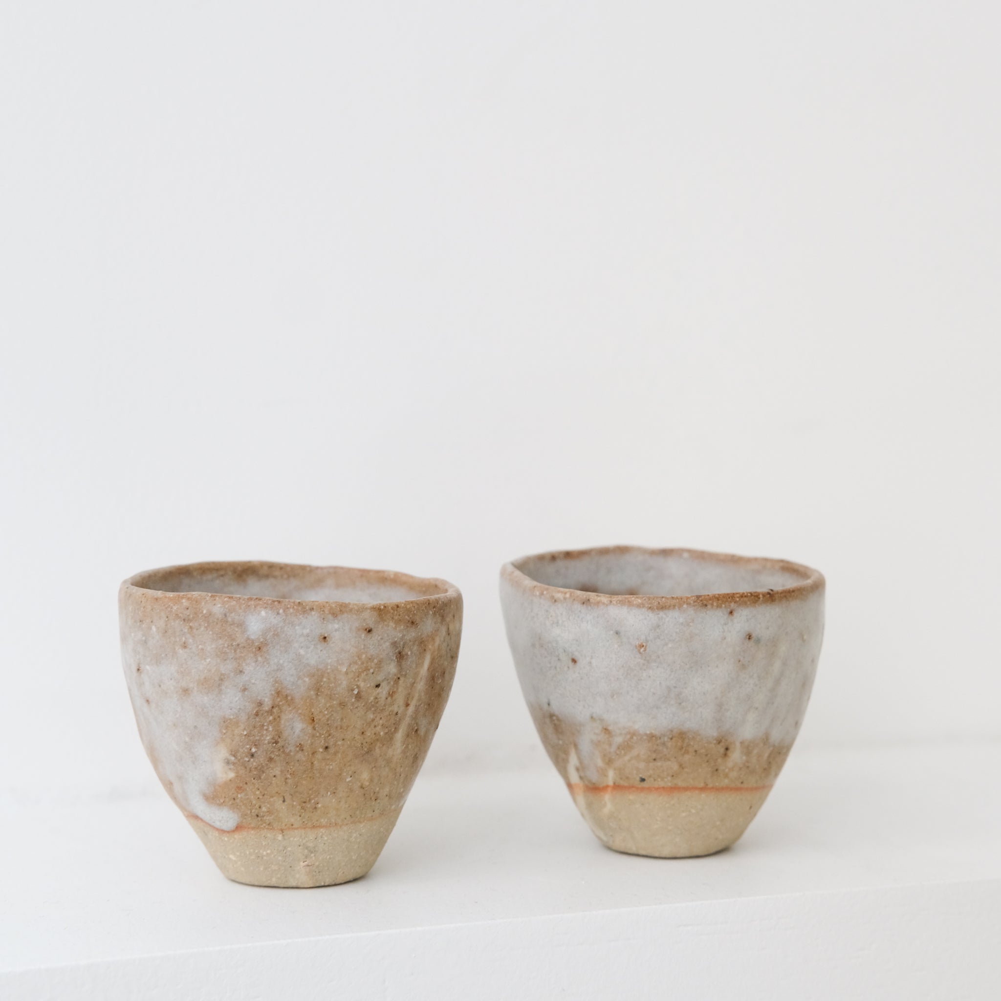 Tasse en grès recolté 60ml - beige blanc de Nathalie Reocreux chez Brutal Ceramics