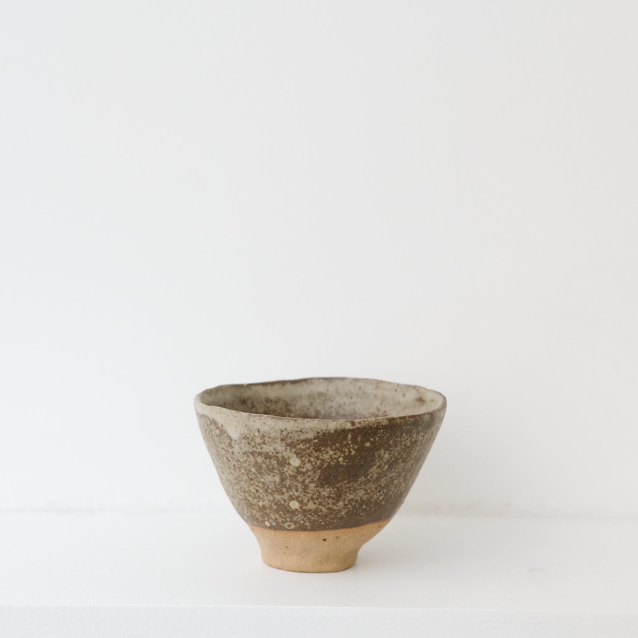 Tasse en grès brun 100ml - beige brun de Nathalie Reocreux chez Brutal Ceramics
