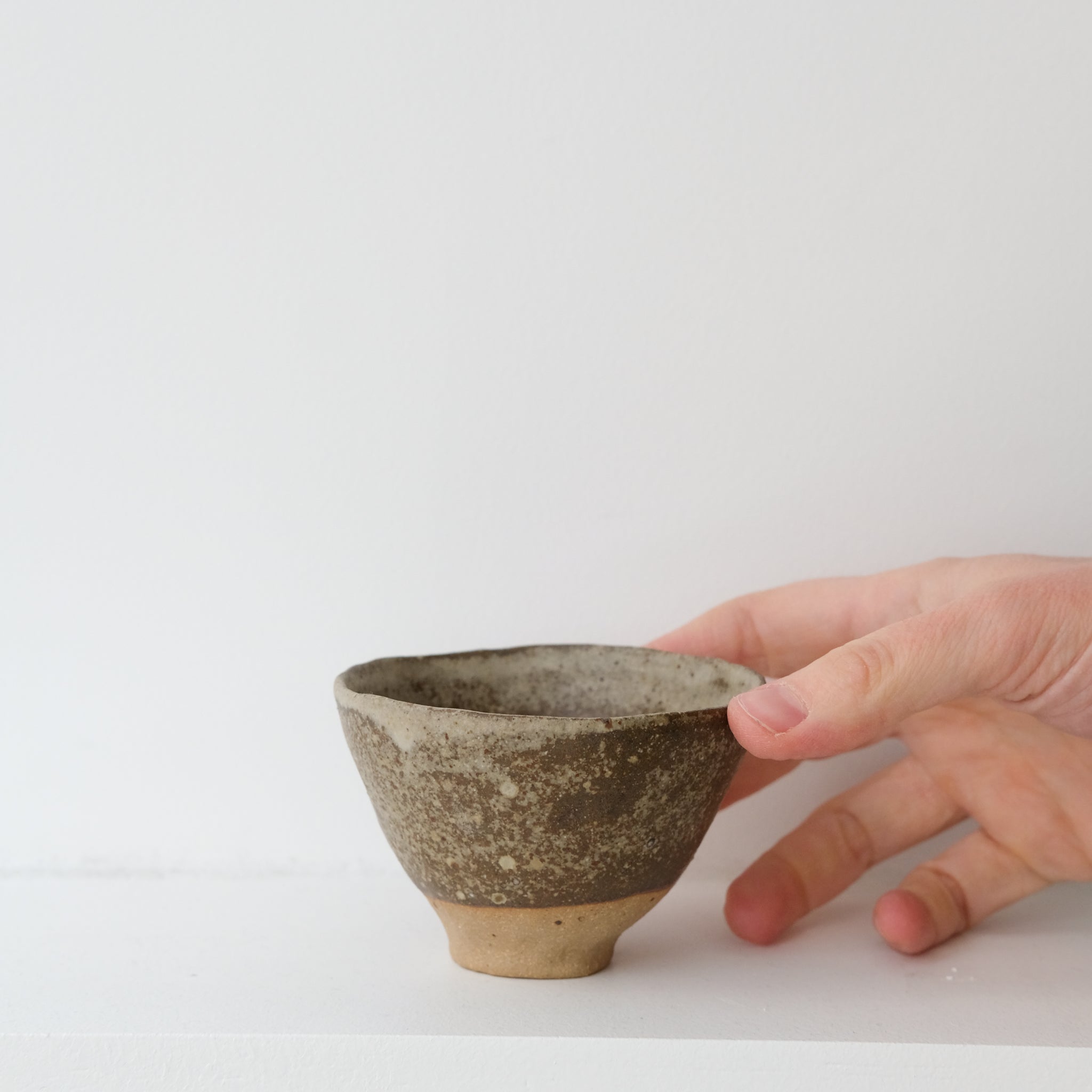 Tasse en grès brun 100ml - beige brun de Nathalie Reocreux chez Brutal Ceramics