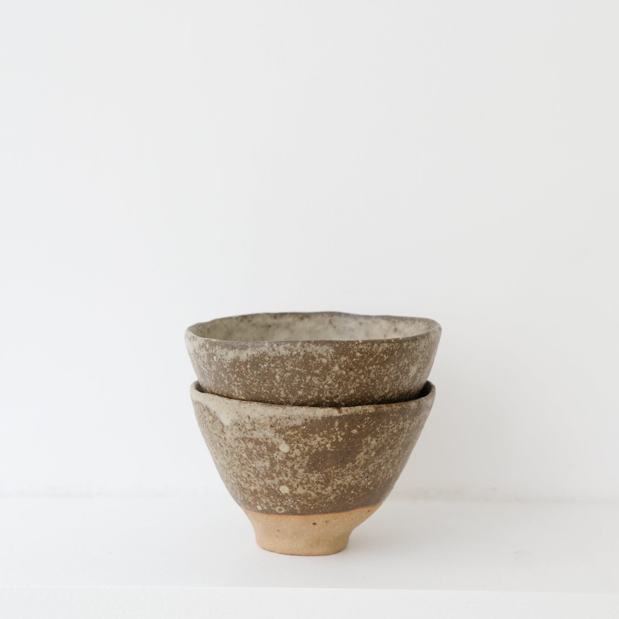 Tasse en grès brun 100ml - beige brun de Nathalie Reocreux chez Brutal Ceramics