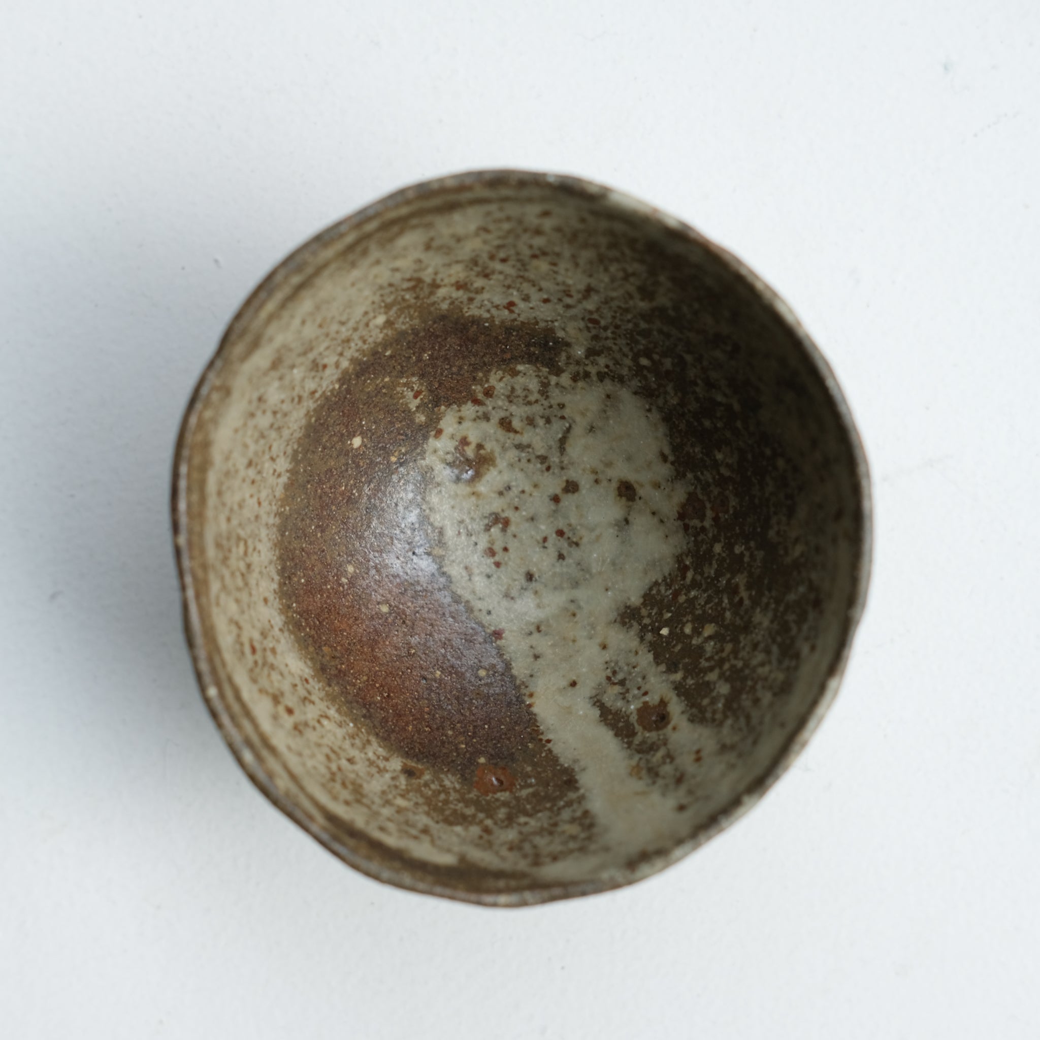 Tasse en grès brun 100ml - beige brun de Nathalie Reocreux chez Brutal Ceramics