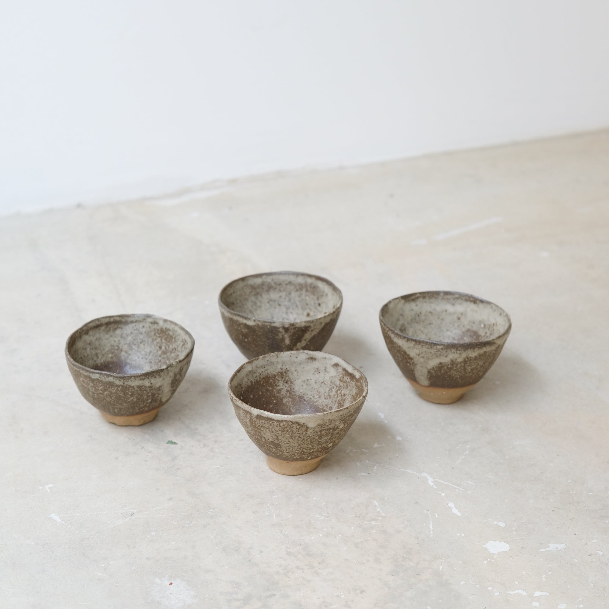 Tasse en grès brun 100ml - beige brun de Nathalie Reocreux chez Brutal Ceramics