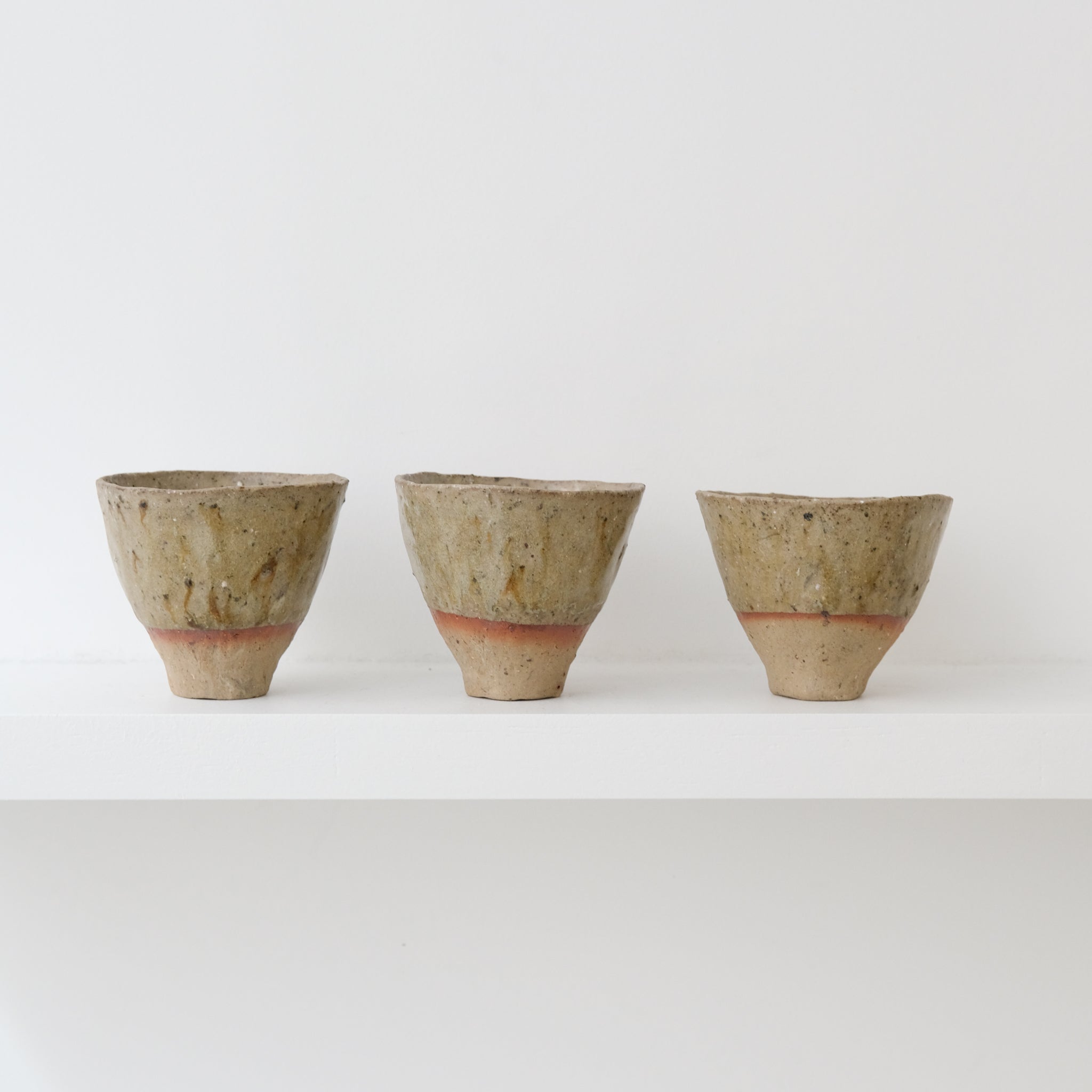 Tasse en grès recolté 100ml - beige vert de Nathalie Reocreux chez Brutal Ceramics