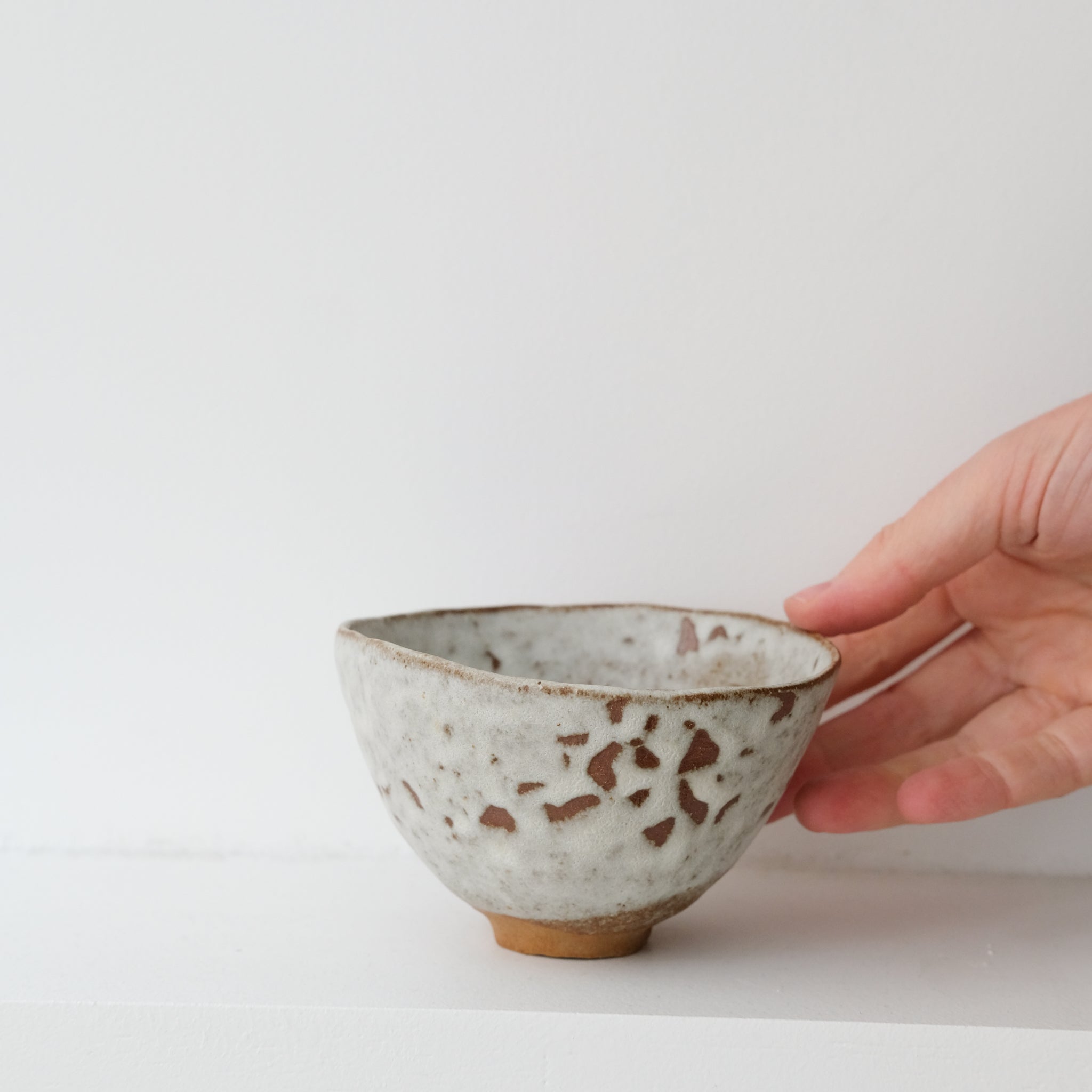 Bol en grès brun D11,5cm - blanc mat de Nathalie Reocreux chez Brutal Ceramics
