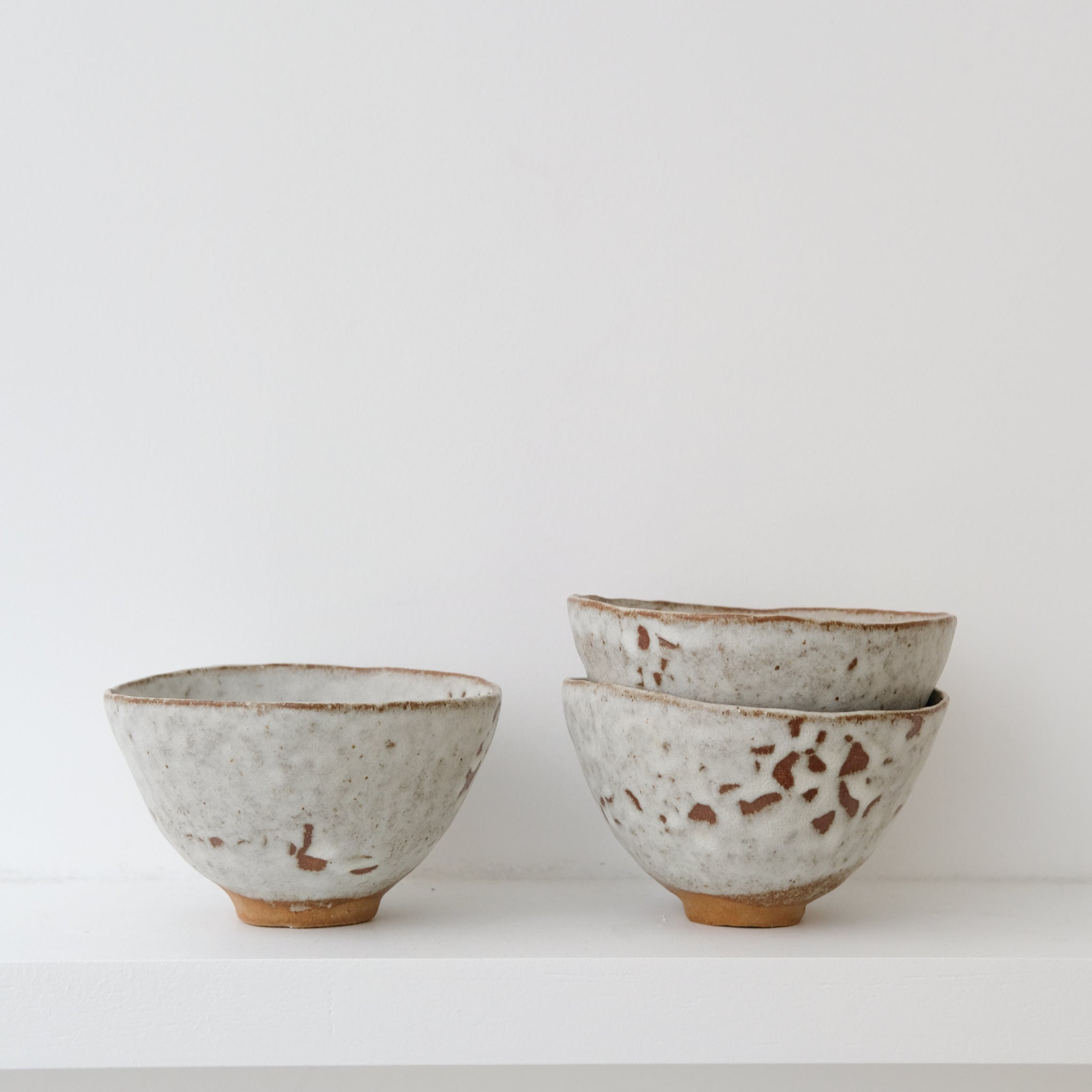 Bol en grès brun D11,5cm - blanc mat de Nathalie Reocreux chez Brutal Ceramics