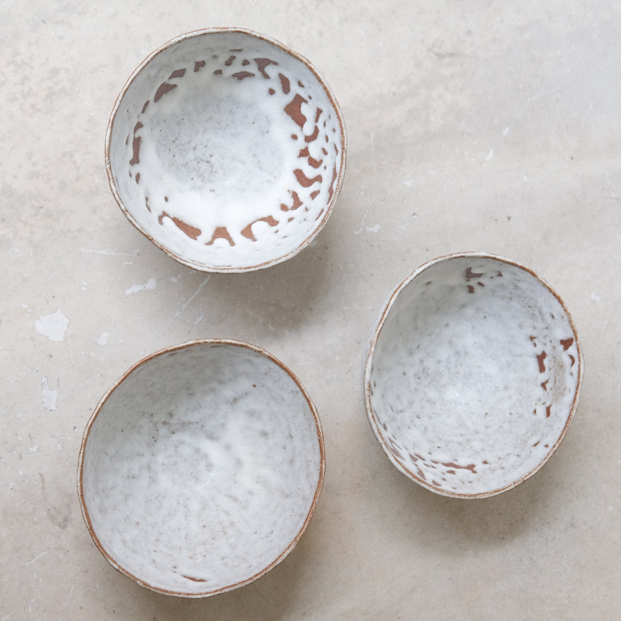 Bol en grès brun D11,5cm - blanc mat de Nathalie Reocreux chez Brutal Ceramics
